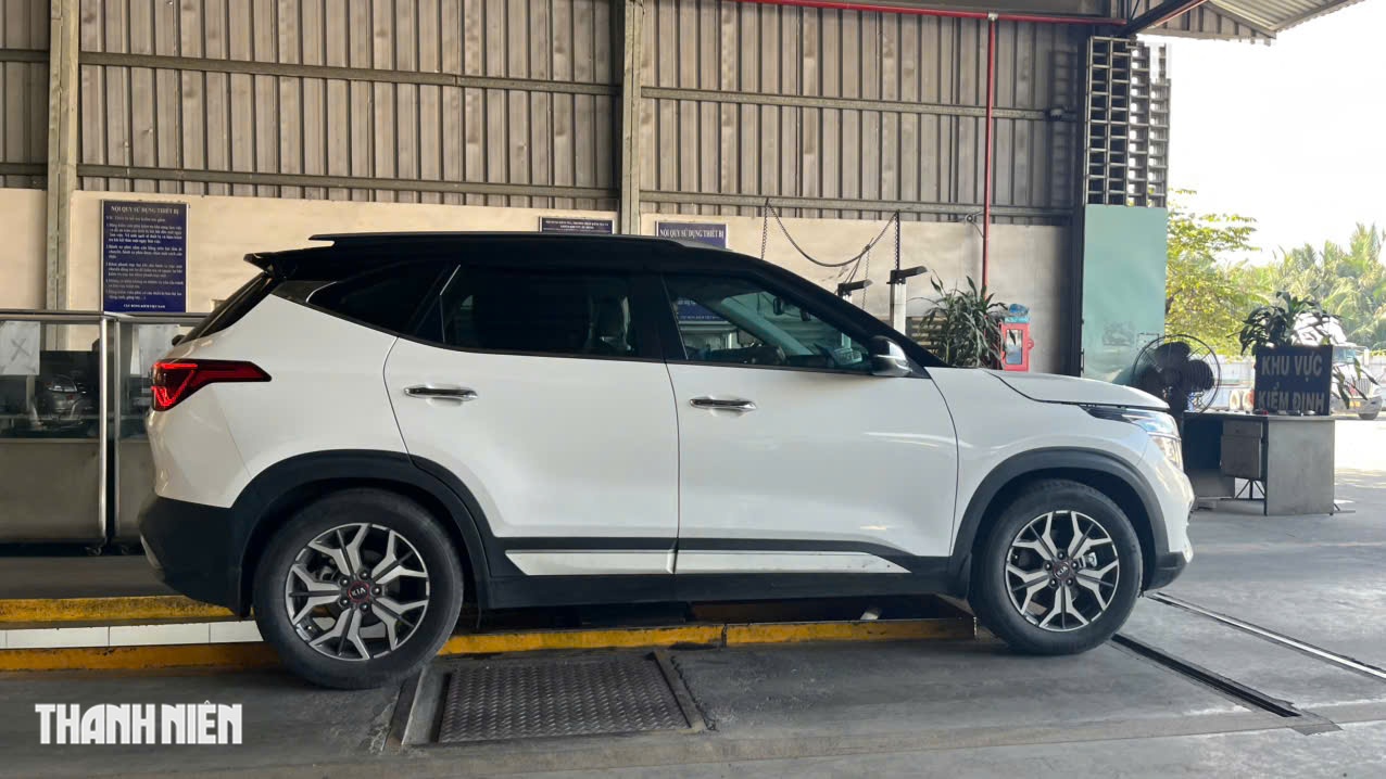 Từ 20.1.2026, ô tô rớt kiểm định phải nộp thêm phí khi quay lại lần hai - Ảnh 3.