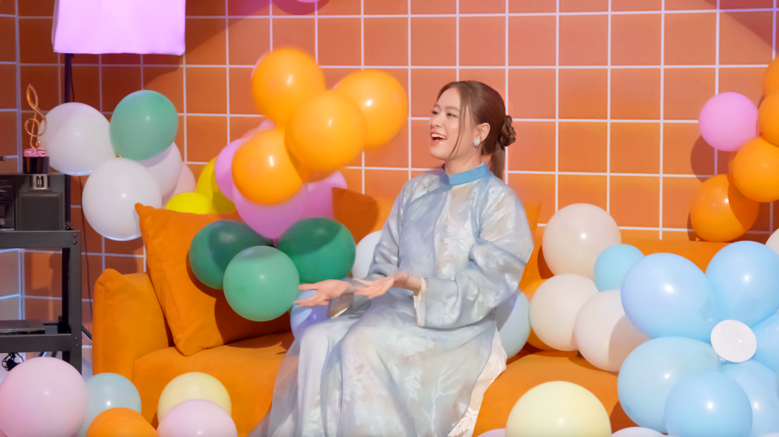 Nhan sắc Ho&agrave;ng Th&ugrave;y Linh ở tuổi 38 - Ảnh 1.