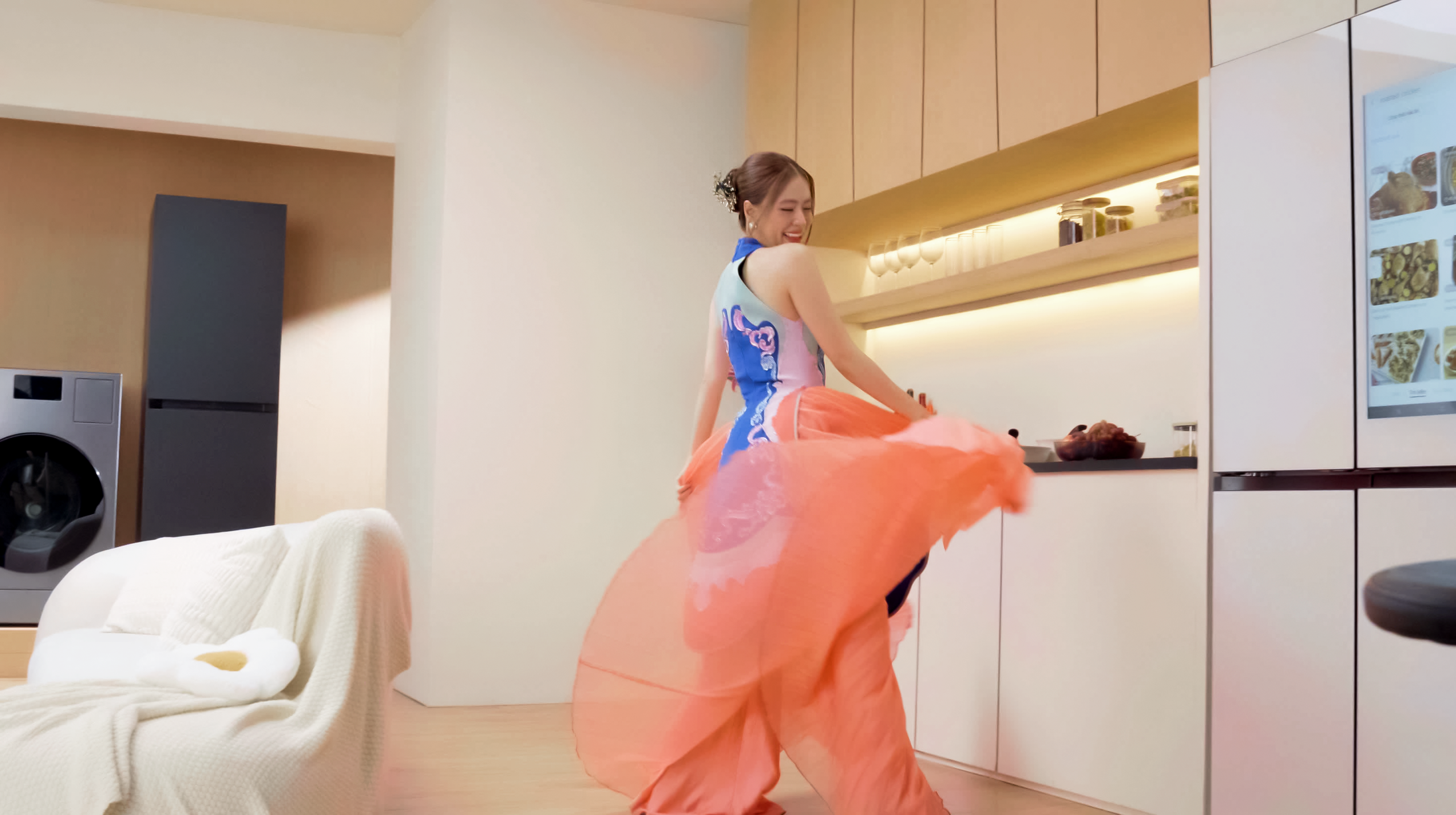 Nhan sắc Ho&agrave;ng Th&ugrave;y Linh ở tuổi 38 - Ảnh 2.