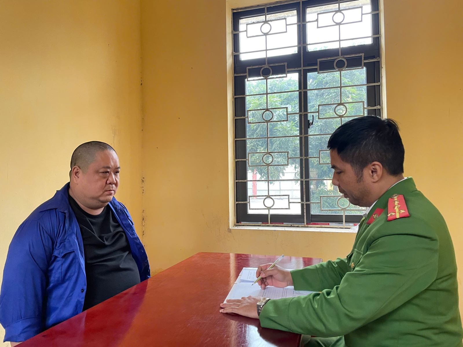 Công an Hưng Yên triệt phá đường dây lừa đảo, đánh bạc 9.300 tỉ đồng - Ảnh 1.