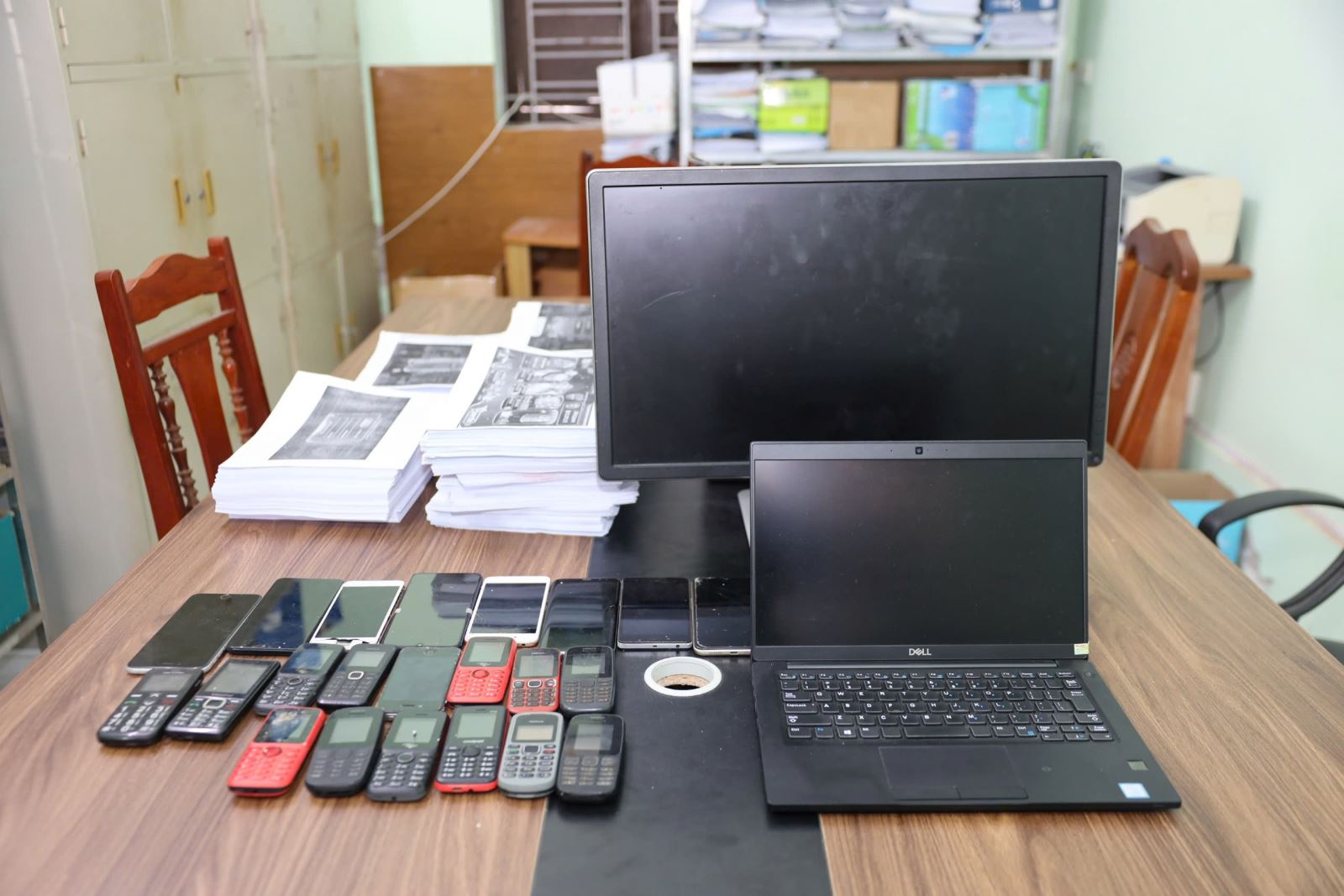 Công an Hưng Yên triệt phá đường dây lừa đảo, đánh bạc 9.300 tỉ đồng - Ảnh 3.