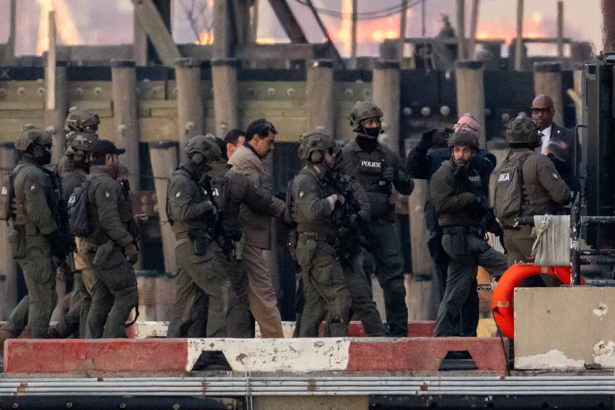 Gần 200 binh sĩ Mỹ xâm nhập thủ đô Venezuela để bắt Tổng thống Nicolas Maduro - Ảnh 1.