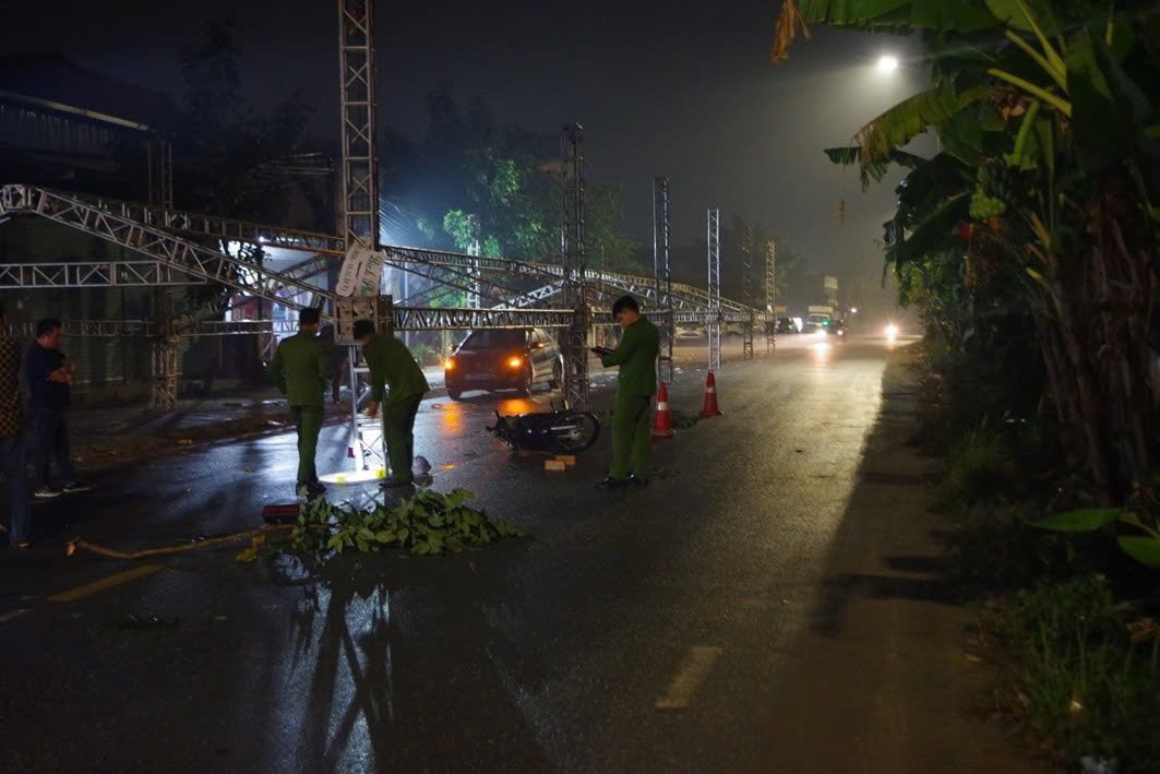 Tài xế xe máy tử vong vì tông trúng rạp cưới dựng giữa đường- Ảnh 1.