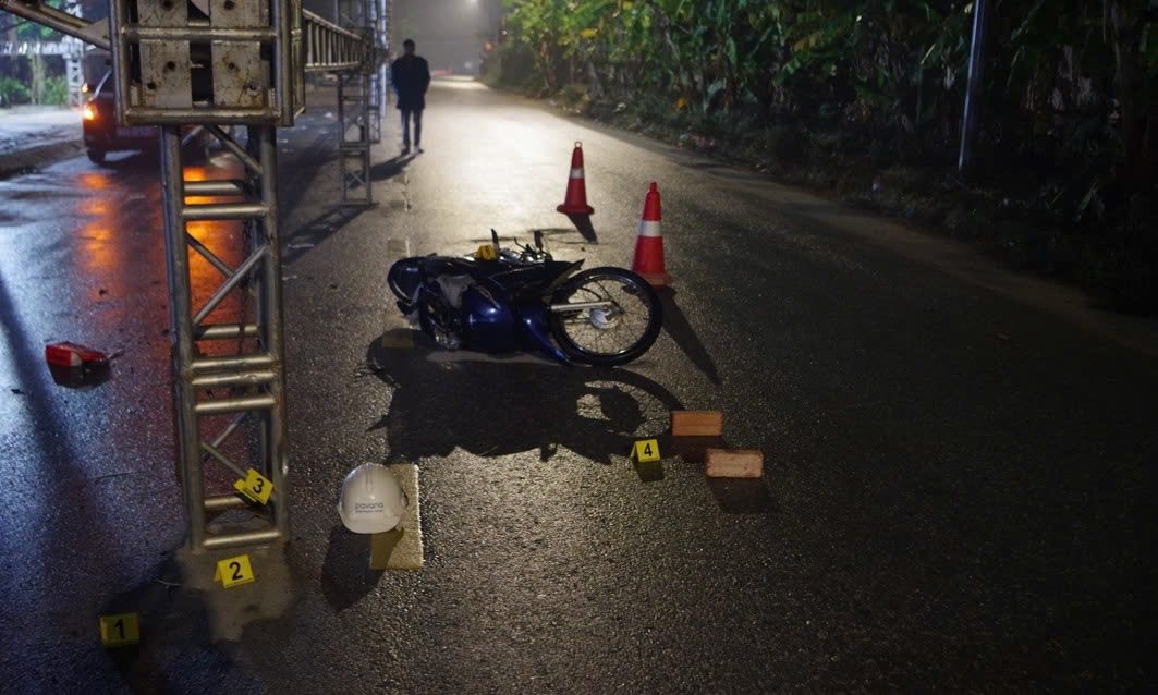 Tài xế xe máy tử vong vì tông trúng rạp cưới dựng giữa đường- Ảnh 2.