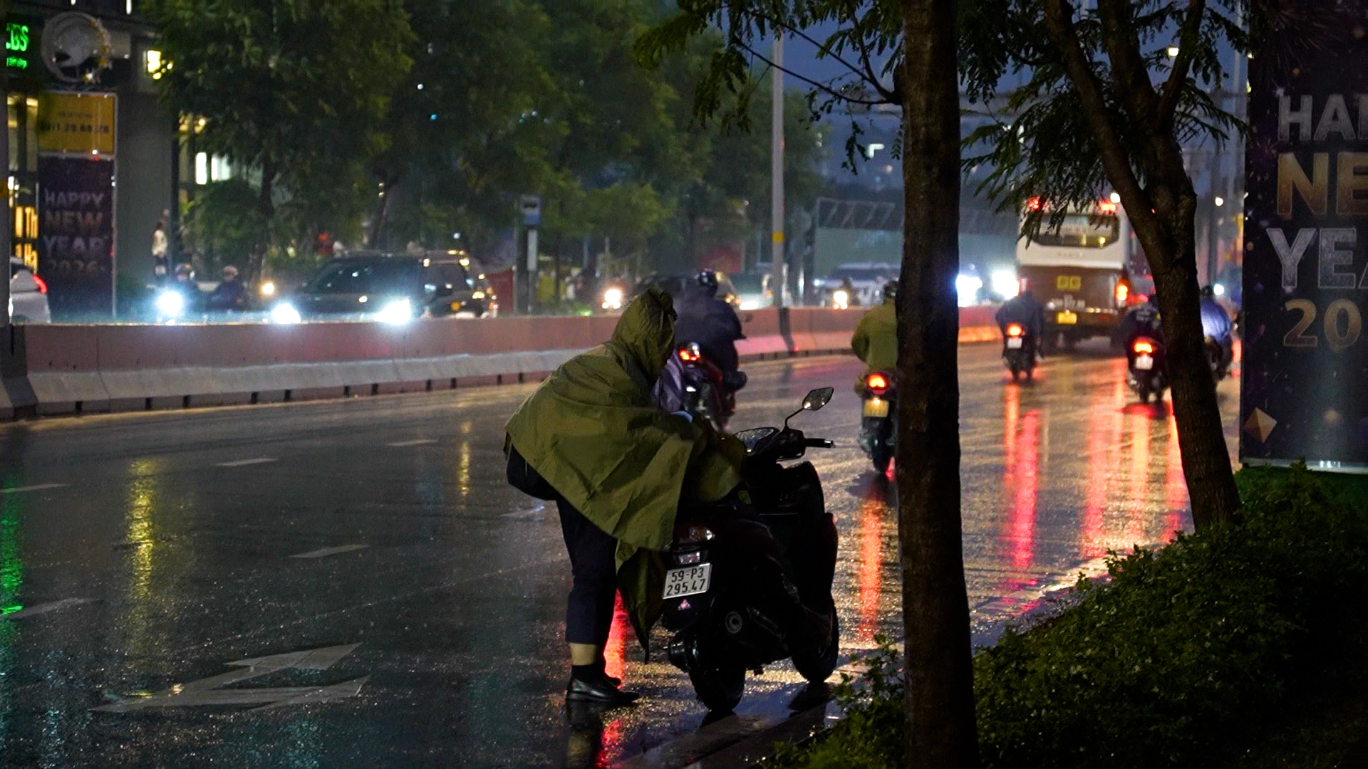 Mưa tr&aacute;i m&ugrave;a phủ x&aacute;m TP.HCM, sinh hoạt người d&acirc;n đảo lộn ng&agrave;y đầu năm - Ảnh 1.