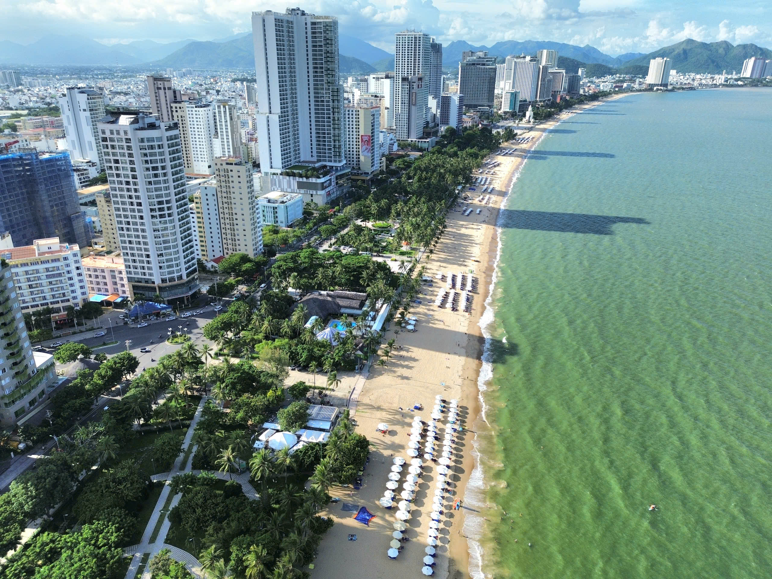 Đình chỉ quán bar có nhân viên dọa đánh du khách nước ngoài- Ảnh 2.