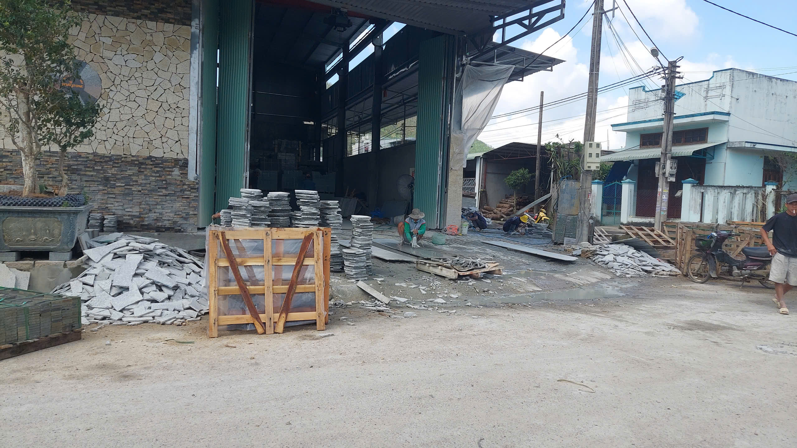 Cơ sở phế liệu, gia công đá “bủa vây” khu tái định cư - Ảnh 3.