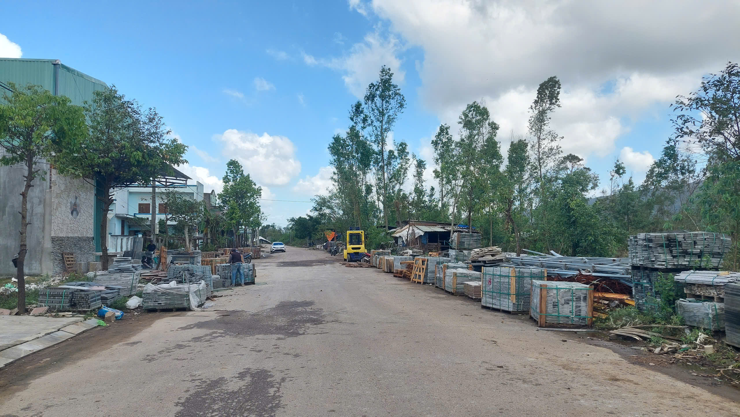 Cơ sở phế liệu, gia công đá “bủa vây” khu tái định cư - Ảnh 1.