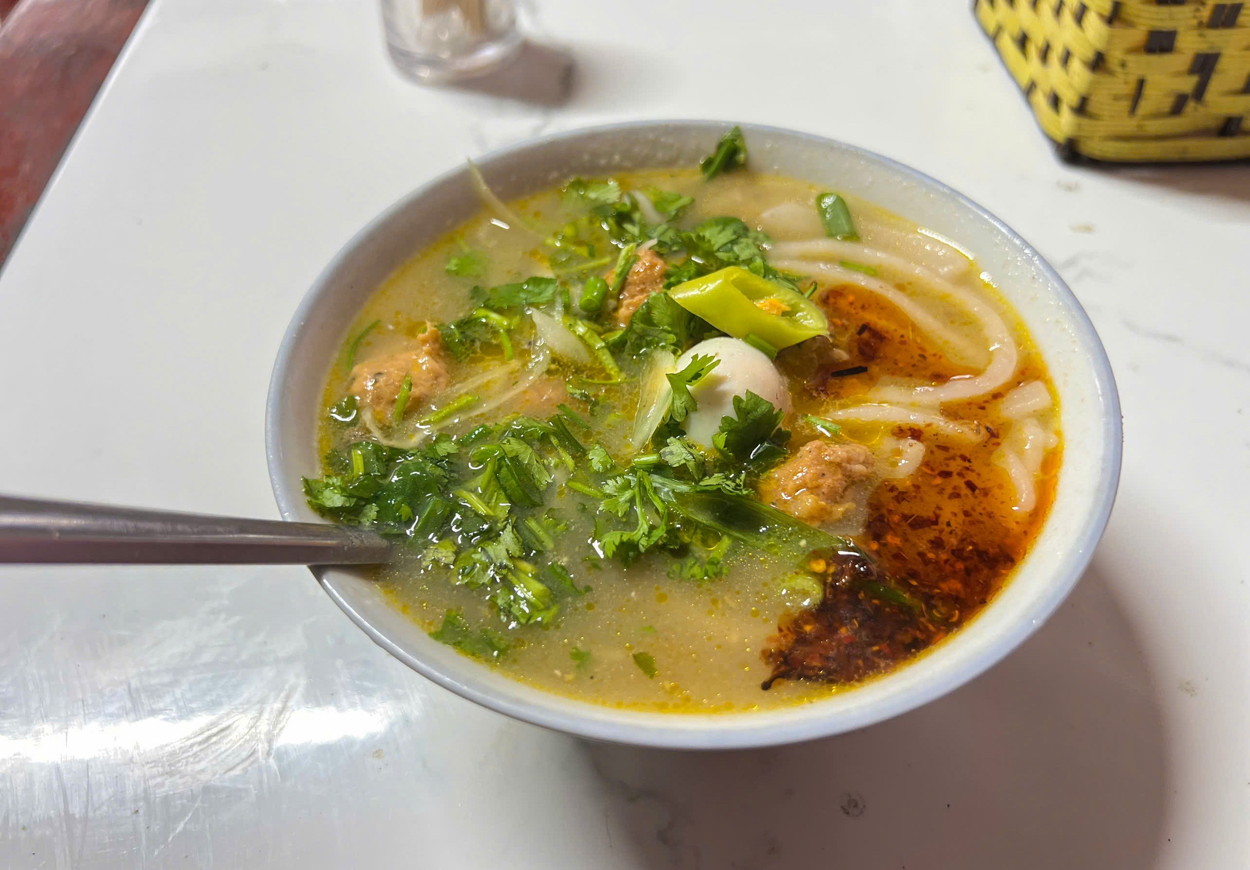 Quán bánh canh 'không tên' giá 15.000 đồng ở Huế: Vài giờ bán hết 3 nồi lớn - Ảnh 5.