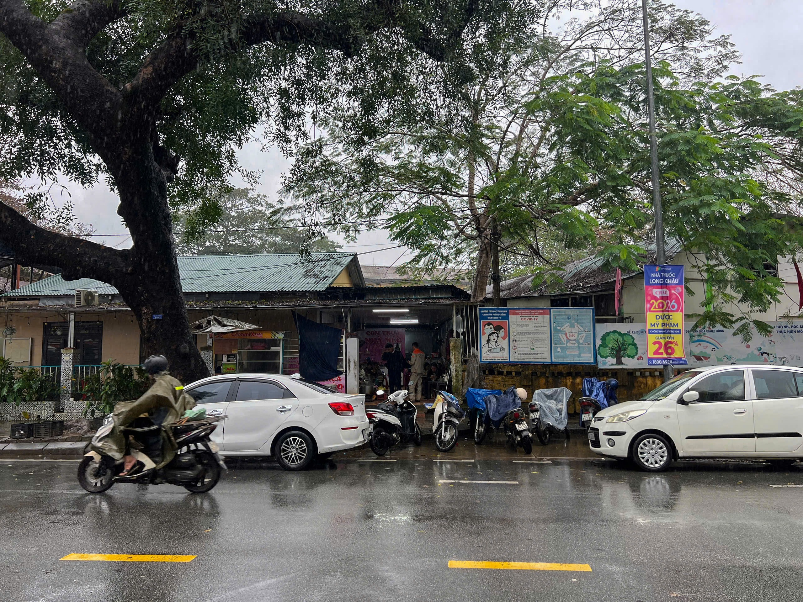 Quán bánh canh 'không tên' giá 15.000 đồng ở Huế: Vài giờ bán hết 3 nồi lớn - Ảnh 1.