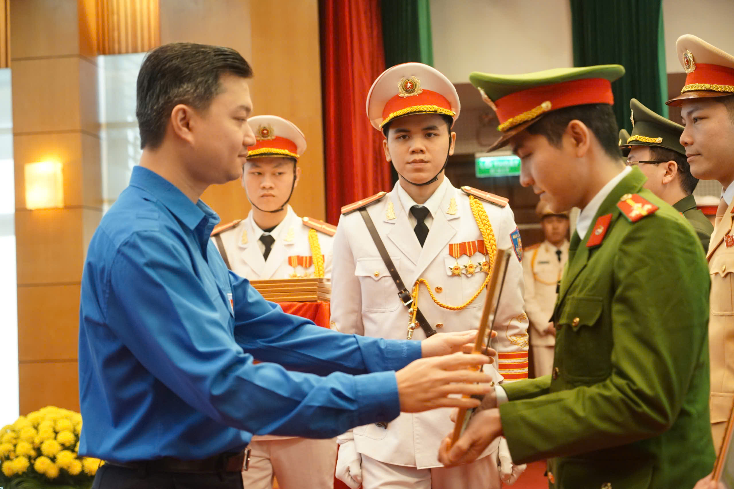 Cán bộ, đoàn viên thanh niên Công an phải thật sự gương mẫu - Ảnh 1.