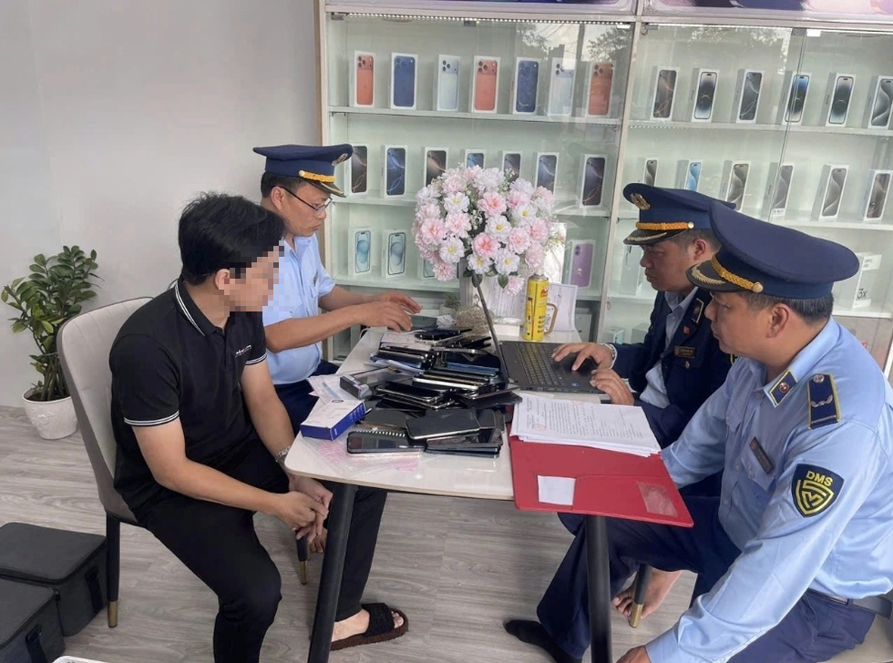 Quảng Trị: Tạm giữ lượng lớn iPhone kh&ocirc;ng r&otilde; nguồn gốc trị gi&aacute; hơn 1 tỉ đồng - Ảnh 1.