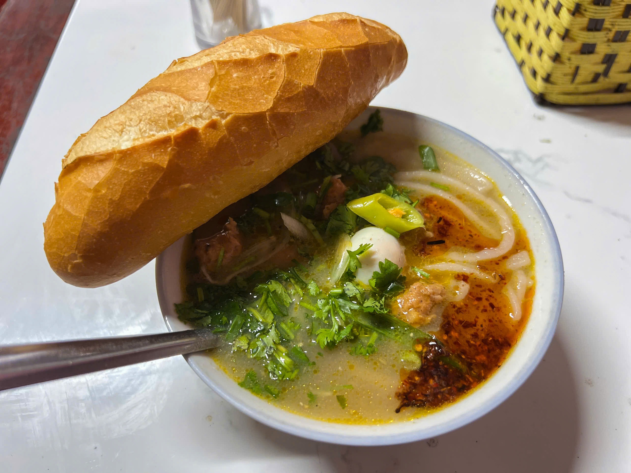 Quán bánh canh 'không tên' giá 15.000 đồng ở Huế: Vài giờ bán hết 3 nồi lớn - Ảnh 6.