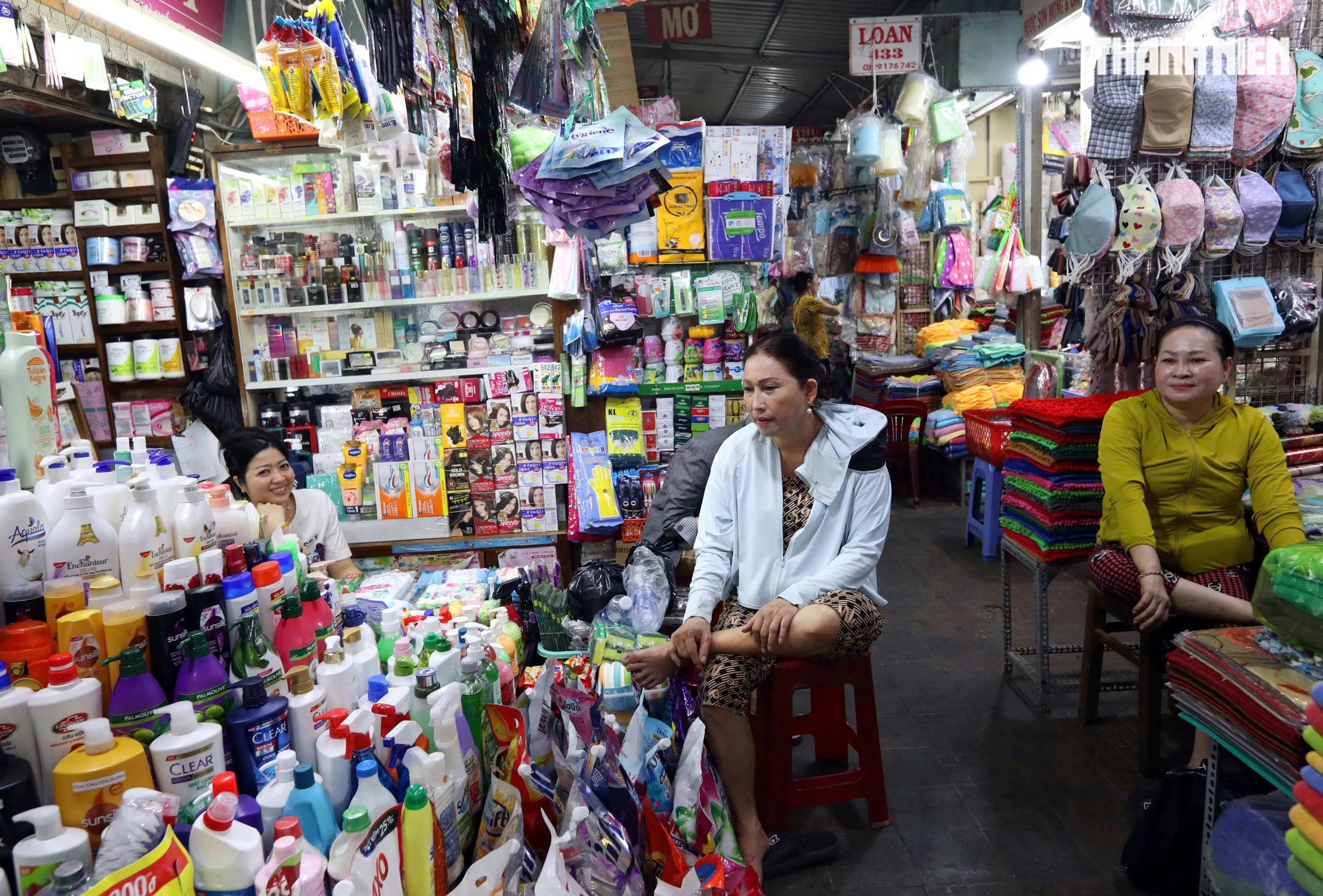 Nỗi lo của tiểu thương lớn tuổi khi chuyển từ thuế kho&aacute;n sang k&ecirc; khai thuế mới - Ảnh 15.