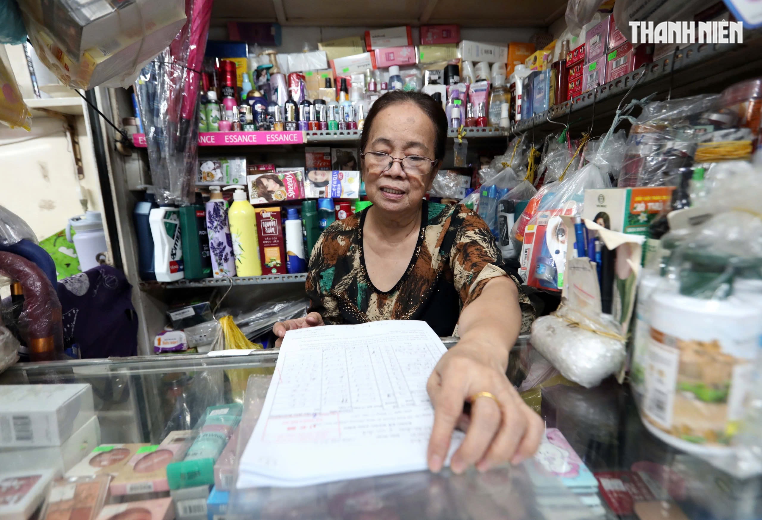 Nỗi lo của tiểu thương lớn tuổi khi chuyển từ thuế kho&aacute;n sang k&ecirc; khai thuế mới - Ảnh 2.