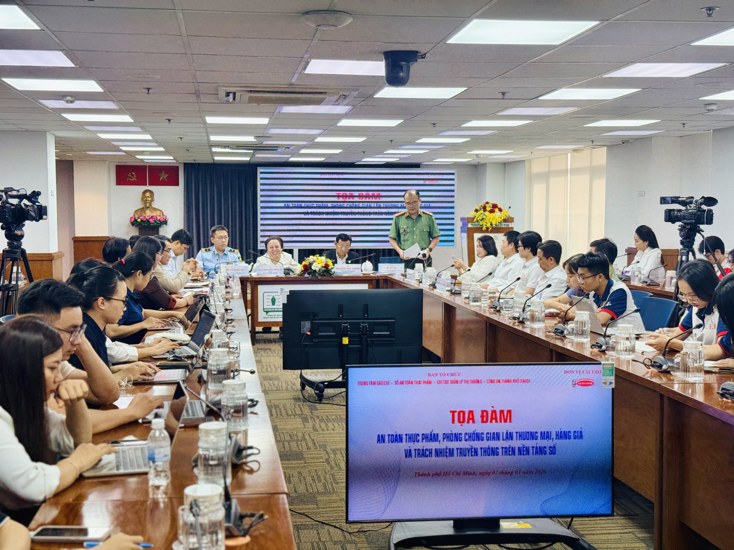 Nghệ sĩ Quyền Linh: 'Tôi rối loạn vì bị gắn vào quảng cáo thuốc giả trên mạng' - Ảnh 1.