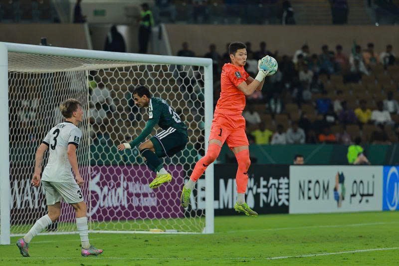 Thủ m&ocirc;n U.23 Kyrgyzstan hay v&ocirc; c&ugrave;ng, U.23 Việt Nam sẽ phải&hellip; hay hơn để x&eacute; lưới - Ảnh 1.