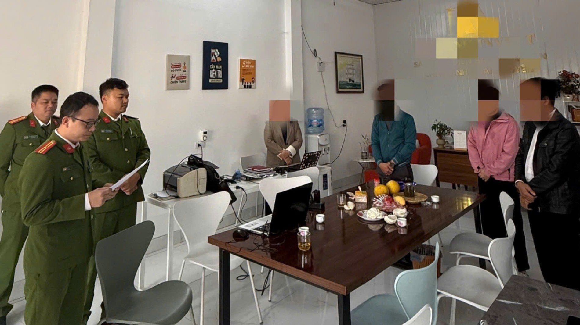  Khởi tố 3 người l&agrave;m giả t&agrave;i liệu đưa v&agrave;o hồ sơ mua nh&agrave; ở x&atilde; hội- Ảnh 1.