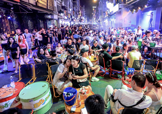 K&iacute;ch hoạt cỗ m&aacute;y in tiền du lịch: Kh&aacute;m ph&aacute; tiềm năng kinh tế đ&ecirc;m tại Việt Nam - Ảnh 1.