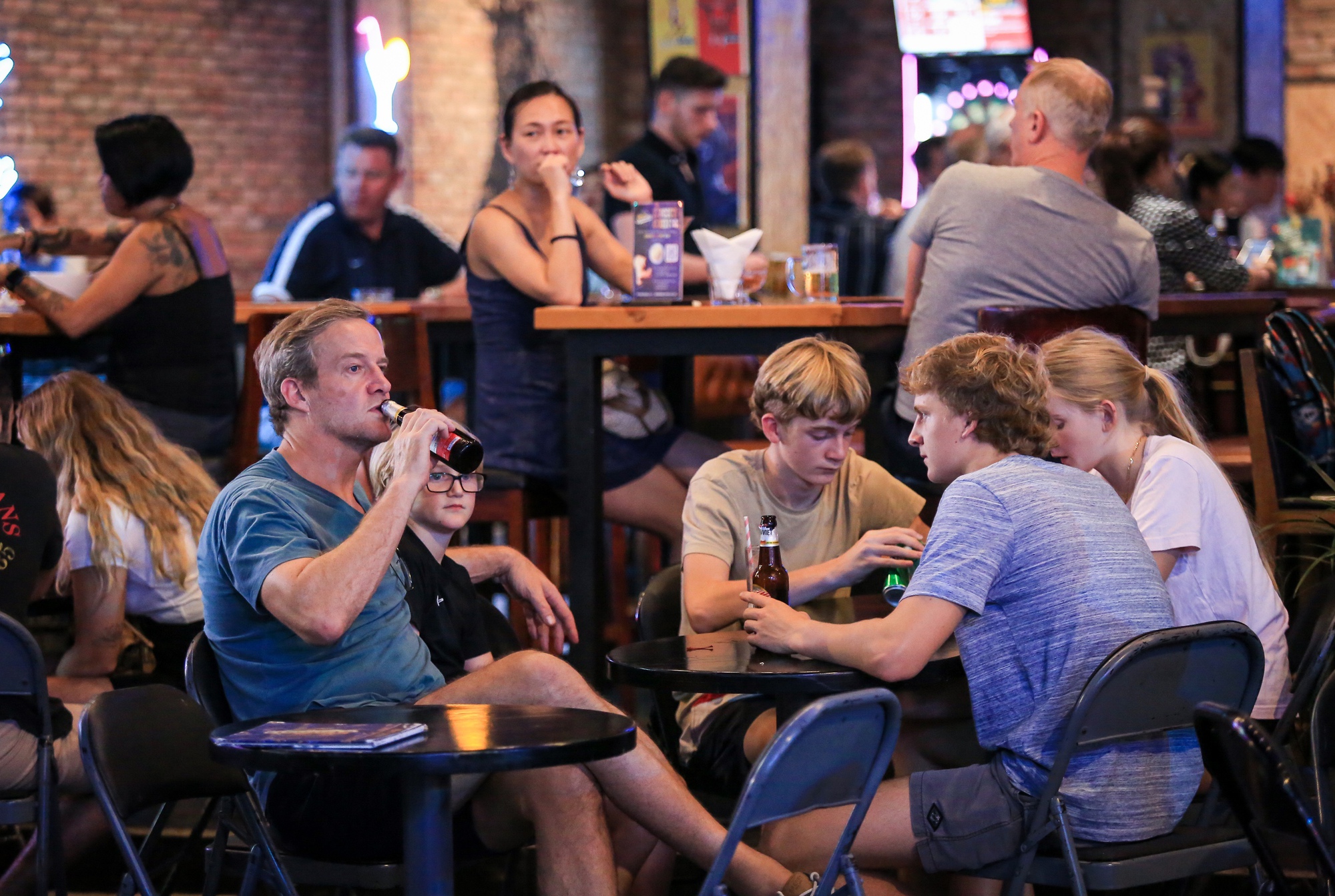 K&iacute;ch hoạt cỗ m&aacute;y in tiền du lịch: Kh&aacute;m ph&aacute; tiềm năng kinh tế đ&ecirc;m tại Việt Nam - Ảnh 2.