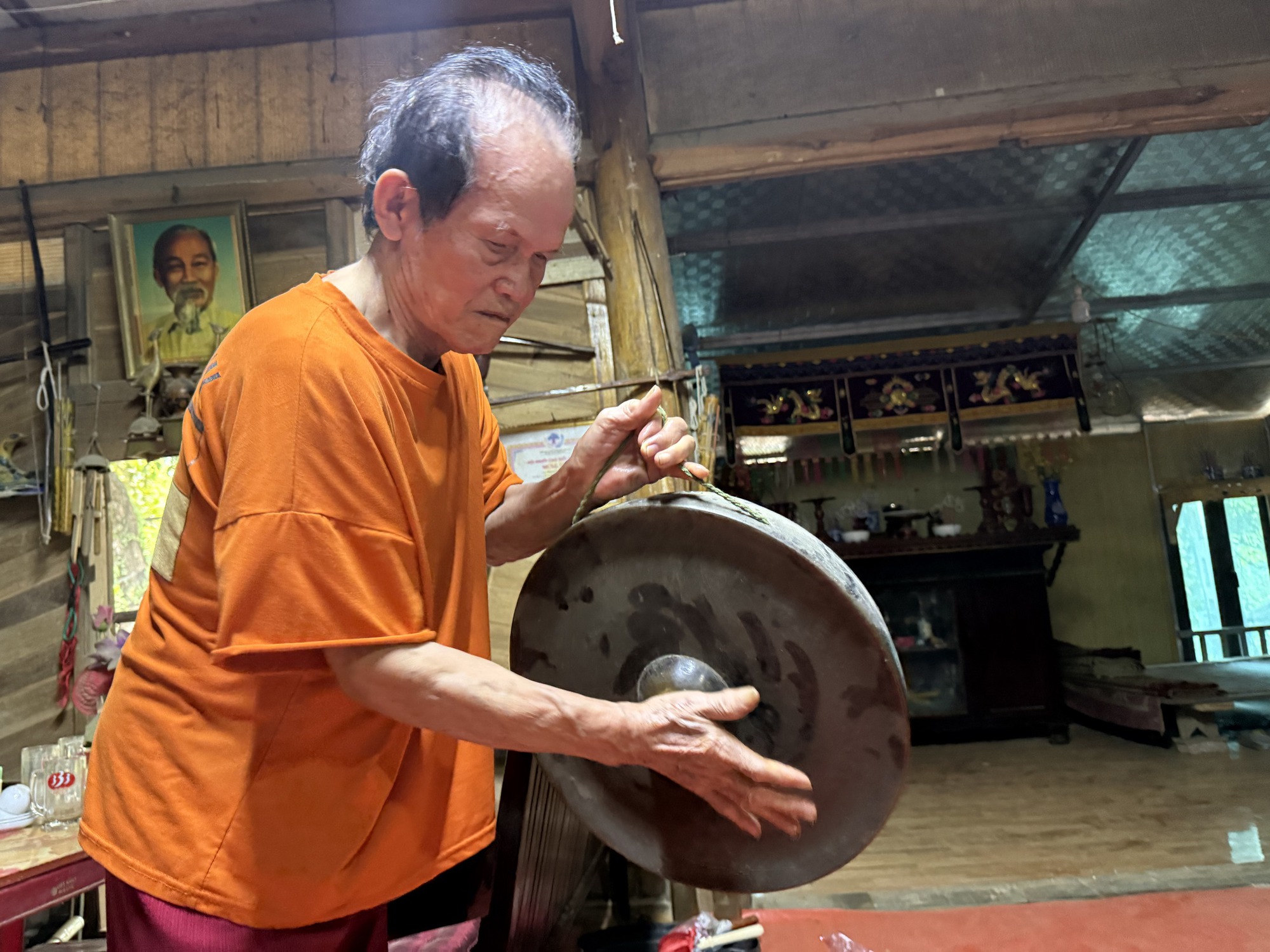 Hộ kinh doanh l&uacute;ng t&uacute;ng với sổ s&aacute;ch kế to&aacute;n v&agrave; c&acirc;u chuyện th&uacute; vị từ chiếc chi&ecirc;ng - Ảnh 2.