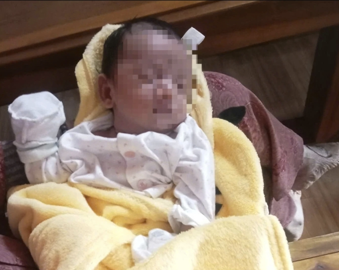 Quảng Trị: Tìm bố mẹ cho bé trai sơ sinh bị bỏ trong giỏ nhựa - Ảnh 1.