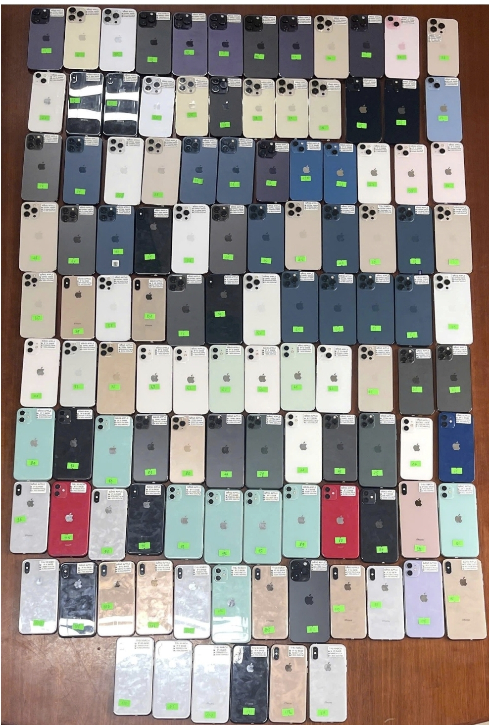 Quảng Trị: Tạm giữ lượng lớn iPhone không rõ nguồn gốc trị giá hơn 1 tỉ đồng - Ảnh 2.