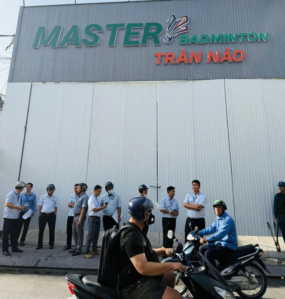 TP.HCM: Thêm một sân thể thao 'khủng' xây dựng không phép bị tháo dỡ   - Ảnh 1.