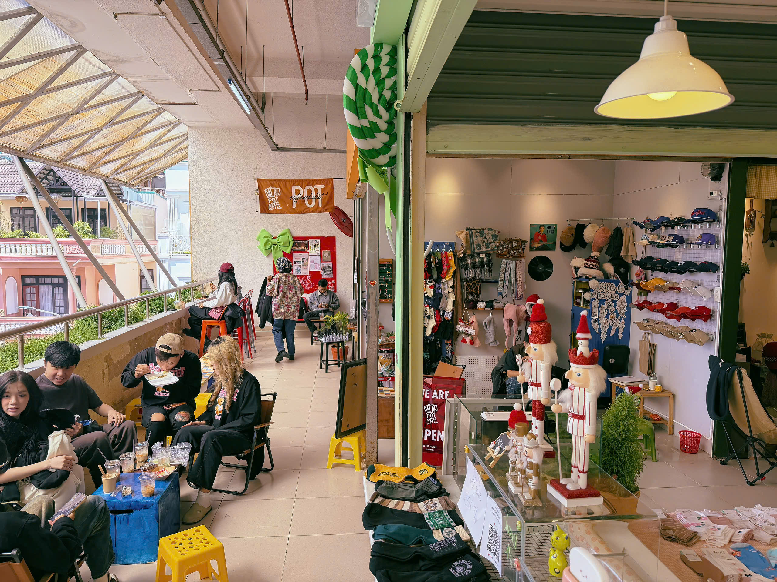 Khách du lịch đổ lên chợ mới Đà Lạt vì nhiều 'góc xinh' - Ảnh 3.