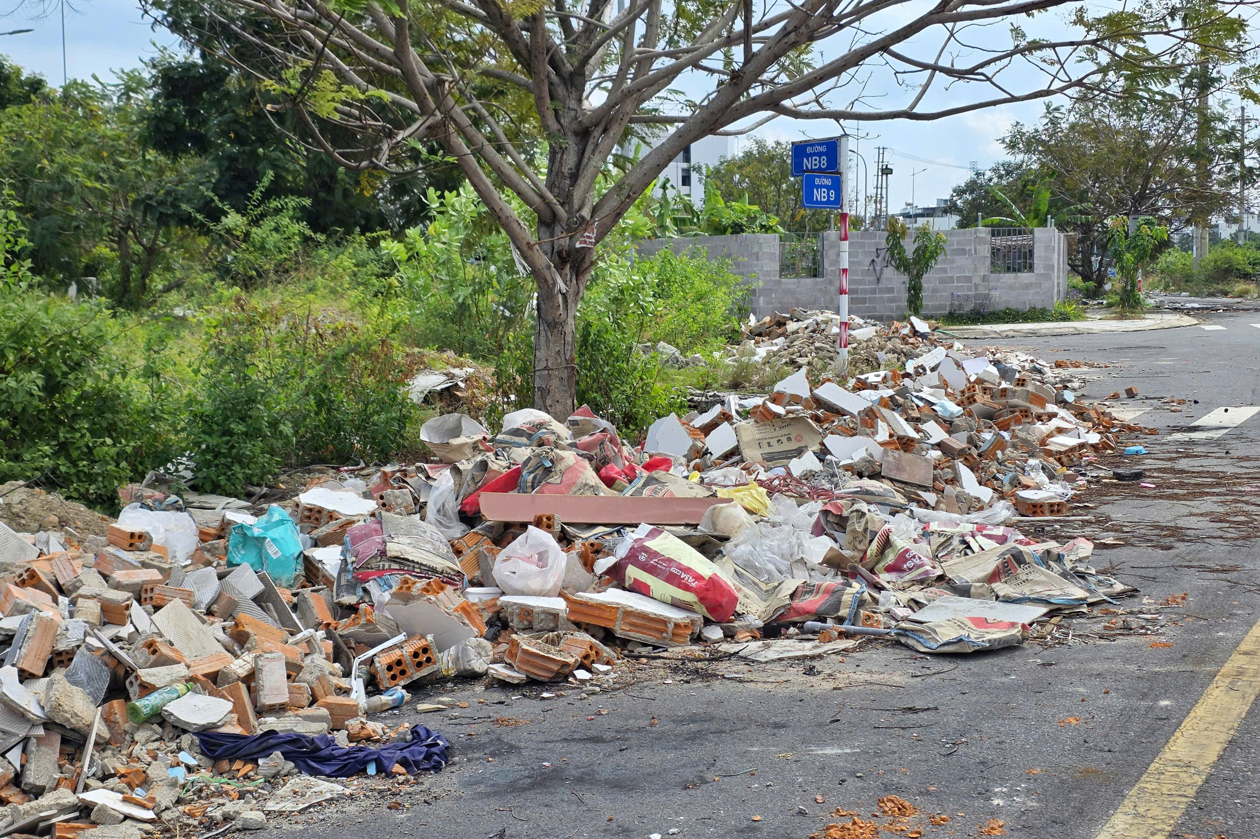 Khánh hòa quản lý chất thải xây dựng trái phép để bảo vệ môi trường - Ảnh 1.