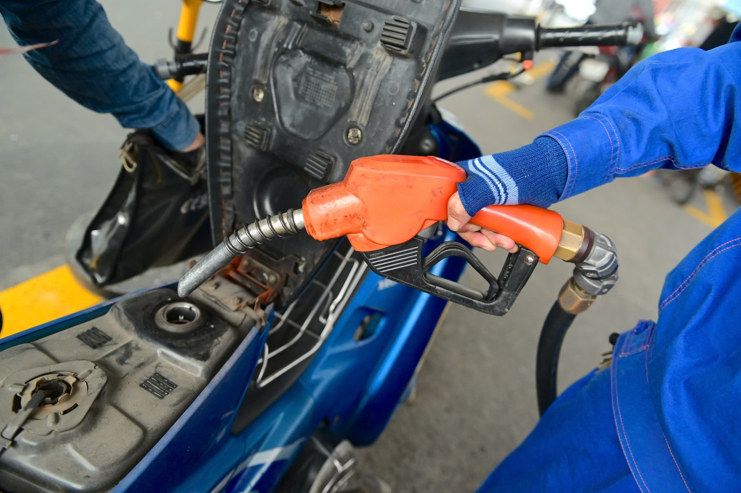 Bán xăng dầu 'nhỏ giọt' có thể bị phạt đến 20 triệu đồng- Ảnh 1.