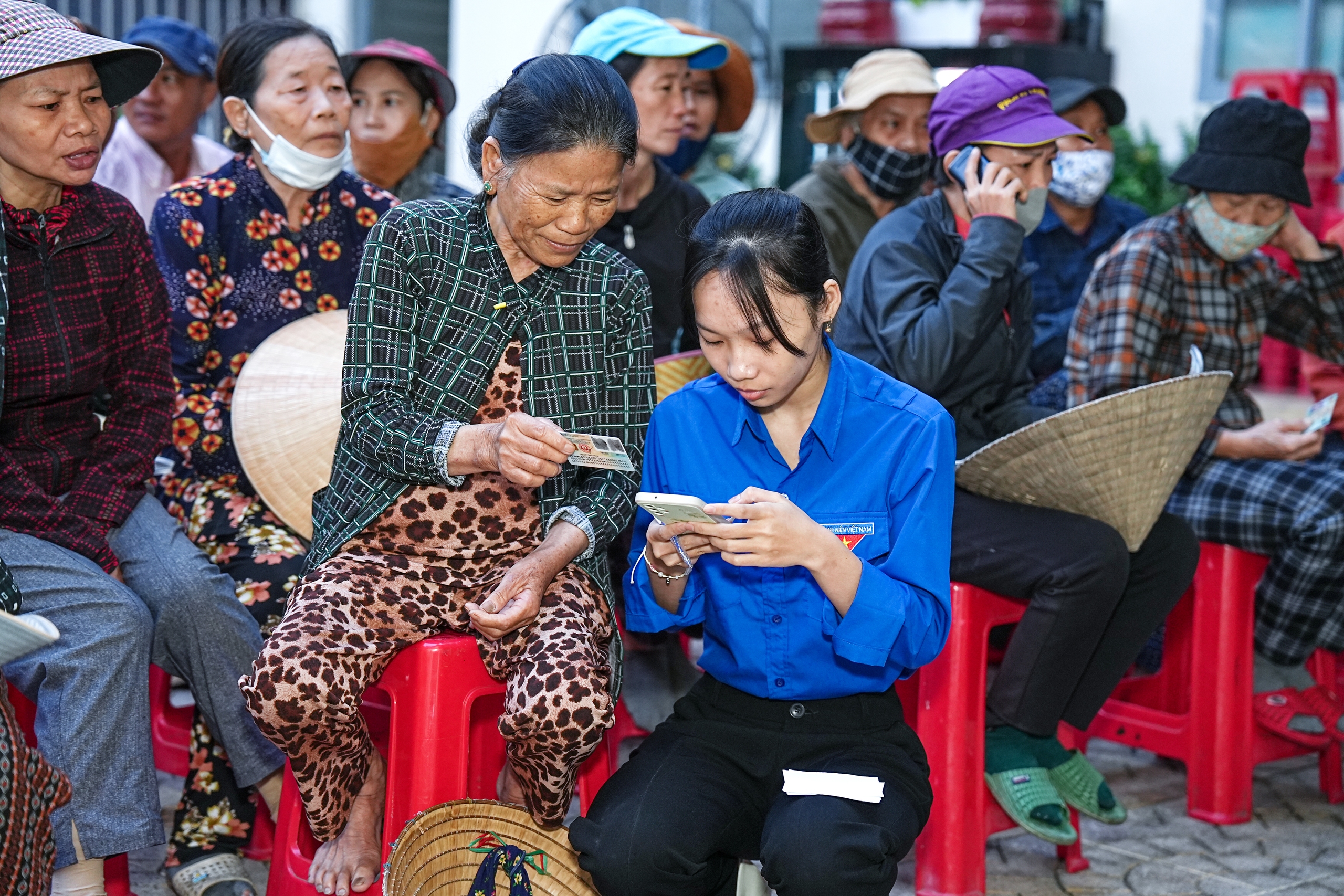 Những khoảnh khắc ấm l&ograve;ng tại c&aacute;c điểm đăng k&yacute; nhận v&eacute; xe tết miễn ph&iacute; - Ảnh 11.