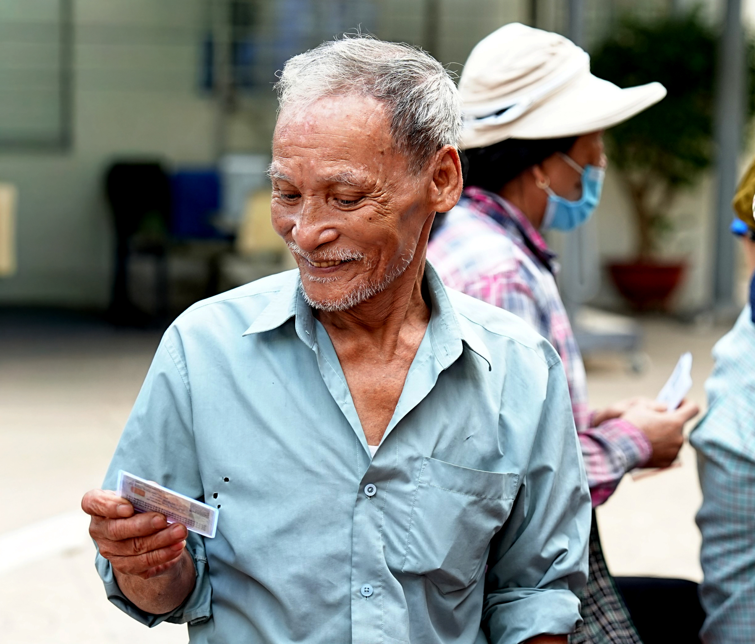 Những khoảnh khắc ấm l&ograve;ng tại c&aacute;c điểm đăng k&yacute; nhận v&eacute; xe tết miễn ph&iacute; - Ảnh 3.