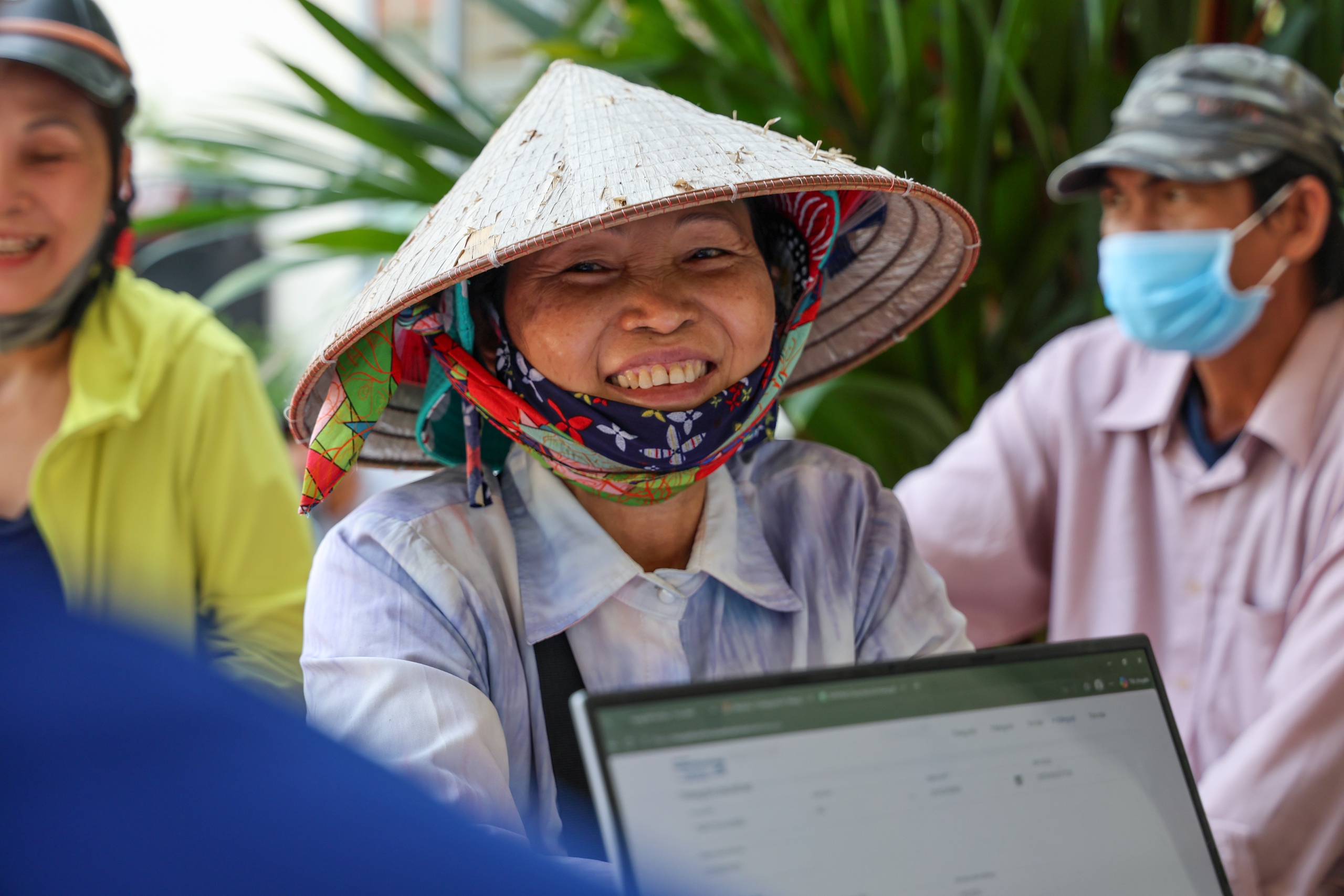 Những khoảnh khắc ấm l&ograve;ng tại c&aacute;c điểm đăng k&yacute; nhận v&eacute; xe tết miễn ph&iacute; - Ảnh 2.