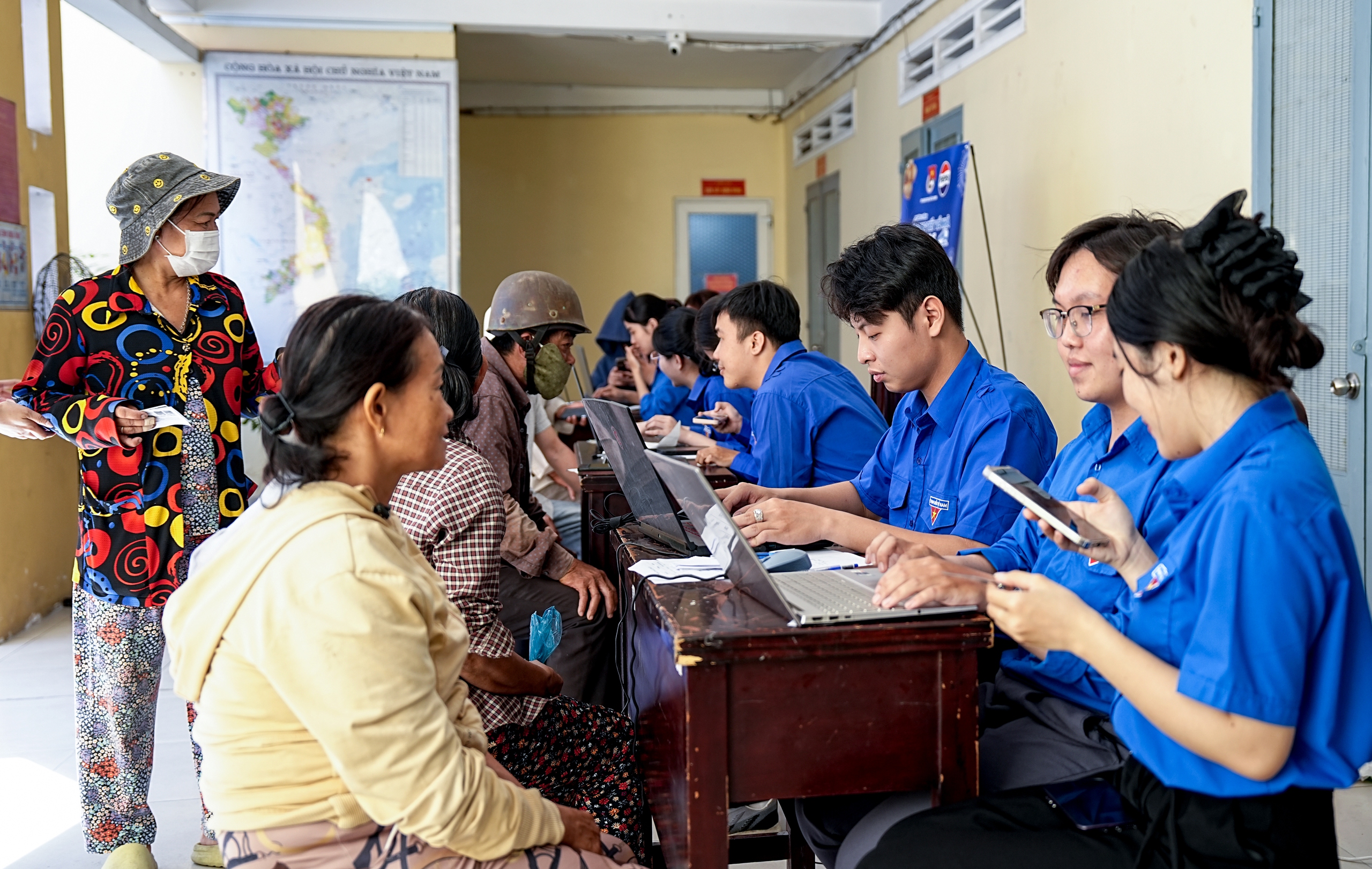 Những khoảnh khắc ấm l&ograve;ng tại c&aacute;c điểm đăng k&yacute; nhận v&eacute; xe tết miễn ph&iacute; - Ảnh 10.