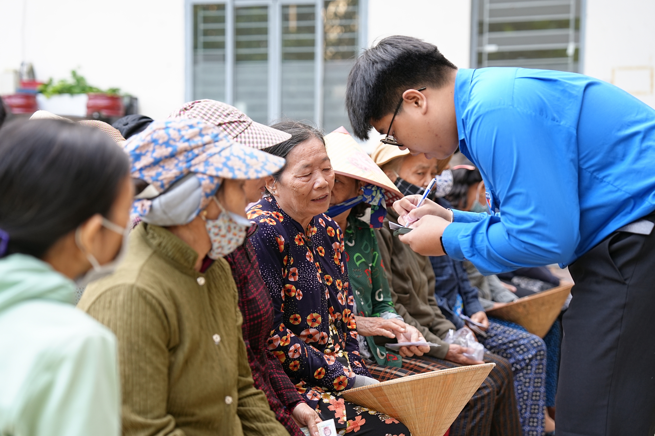 Những khoảnh khắc ấm l&ograve;ng tại c&aacute;c điểm đăng k&yacute; nhận v&eacute; xe tết miễn ph&iacute; - Ảnh 6.