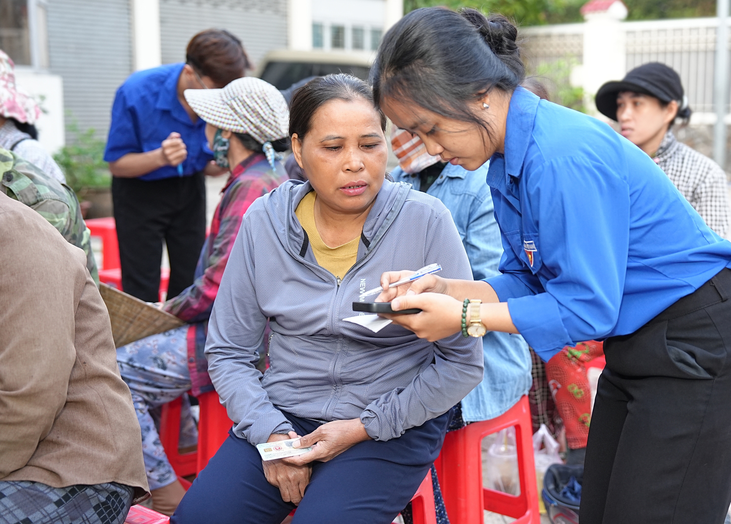 Những khoảnh khắc ấm l&ograve;ng tại c&aacute;c điểm đăng k&yacute; nhận v&eacute; xe tết miễn ph&iacute; - Ảnh 8.