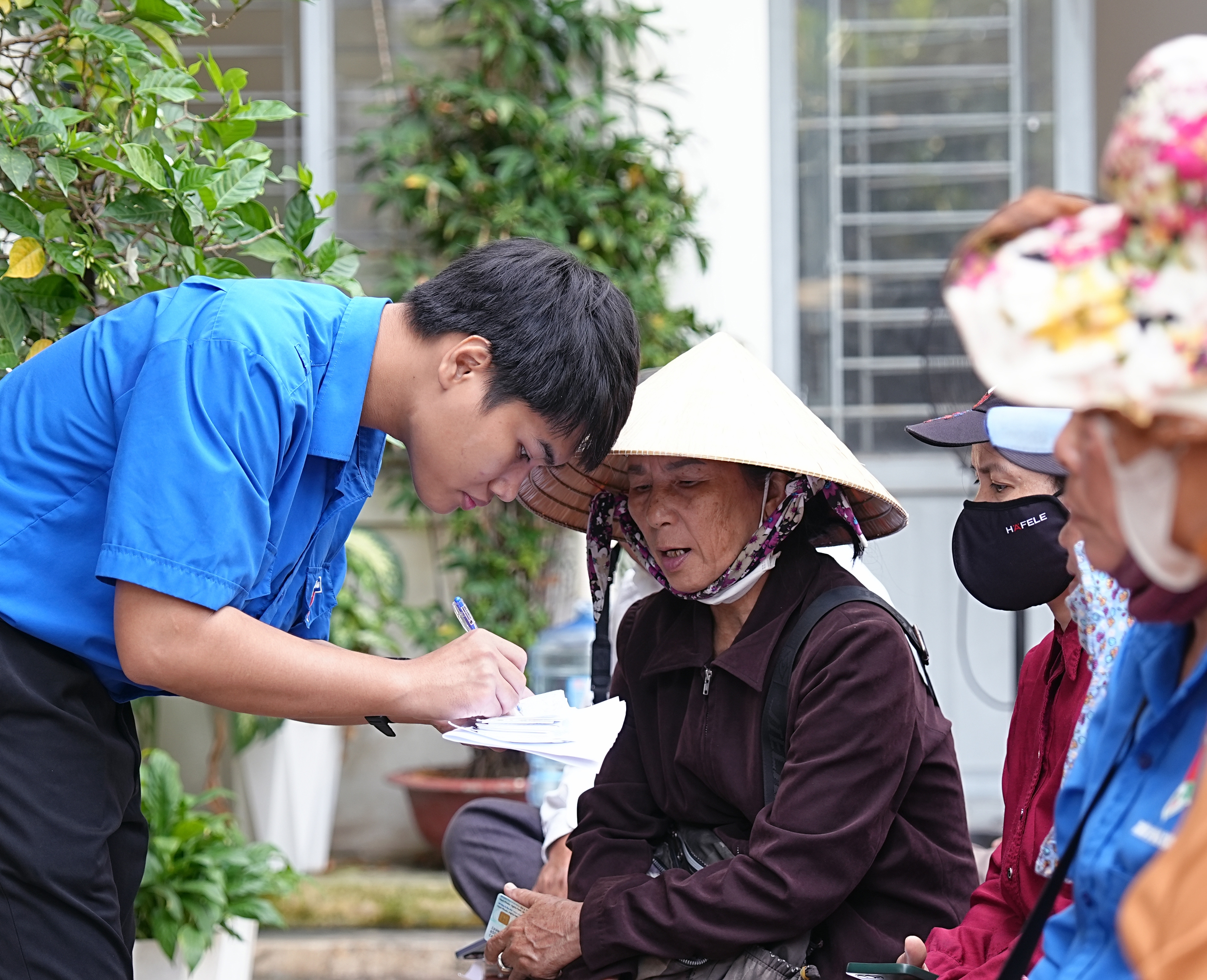 Những khoảnh khắc ấm l&ograve;ng tại c&aacute;c điểm đăng k&yacute; nhận v&eacute; xe tết miễn ph&iacute; - Ảnh 5.