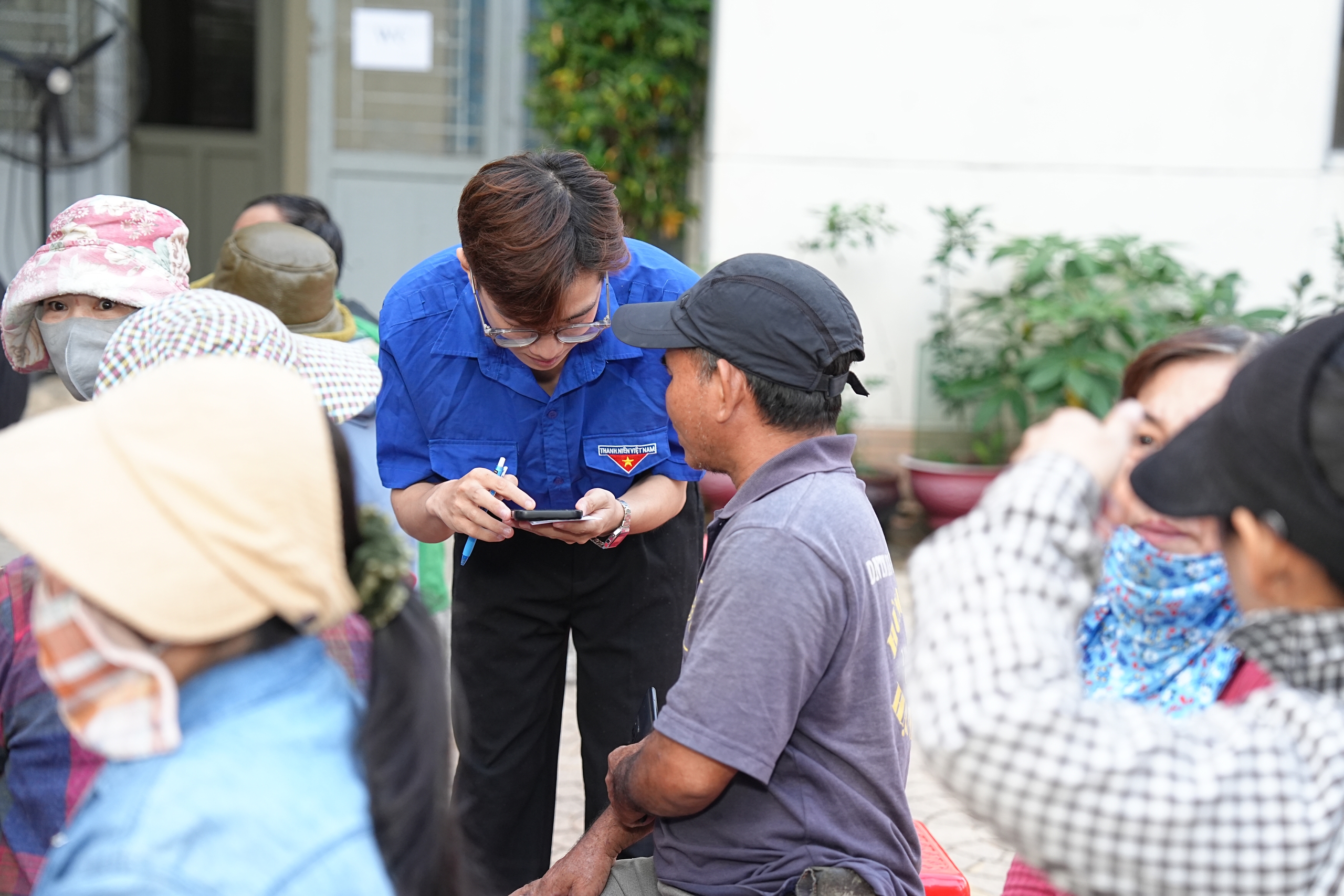 Những khoảnh khắc ấm l&ograve;ng tại c&aacute;c điểm đăng k&yacute; nhận v&eacute; xe tết miễn ph&iacute; - Ảnh 7.