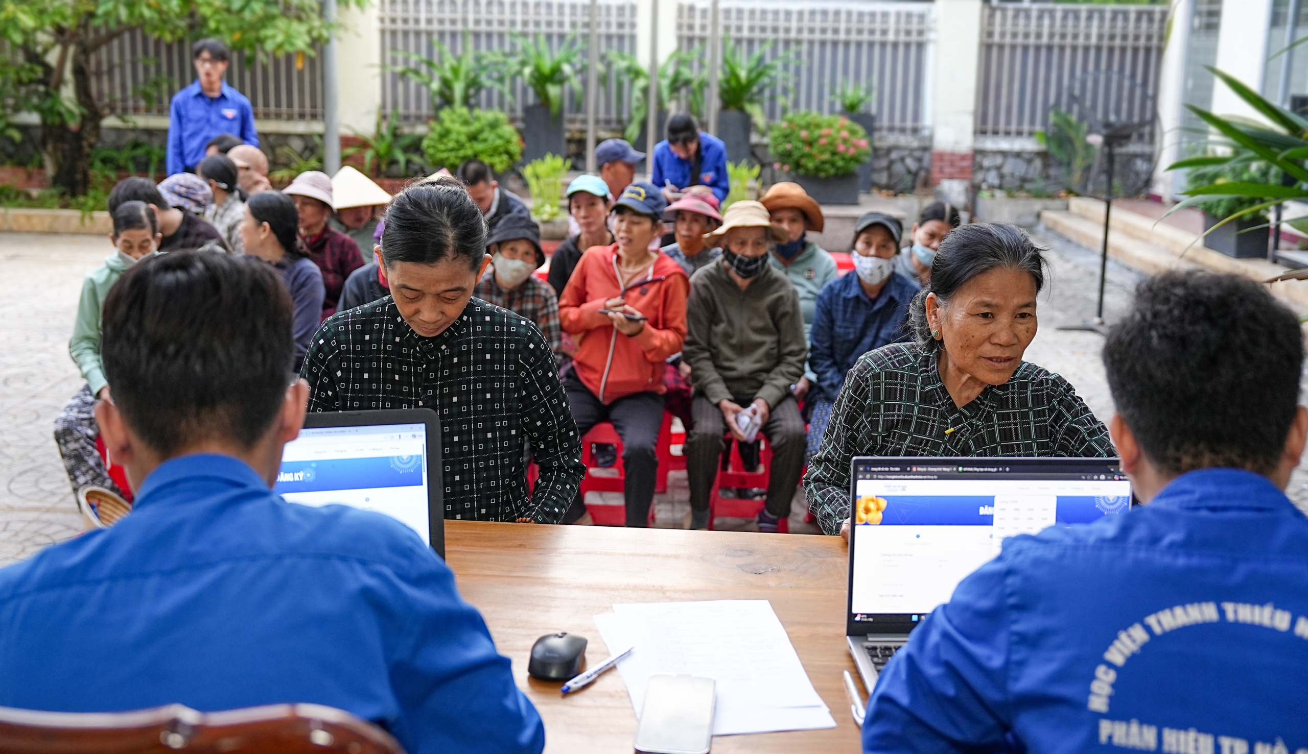 Những khoảnh khắc ấm l&ograve;ng tại c&aacute;c điểm đăng k&yacute; nhận v&eacute; xe tết miễn ph&iacute; - Ảnh 9.