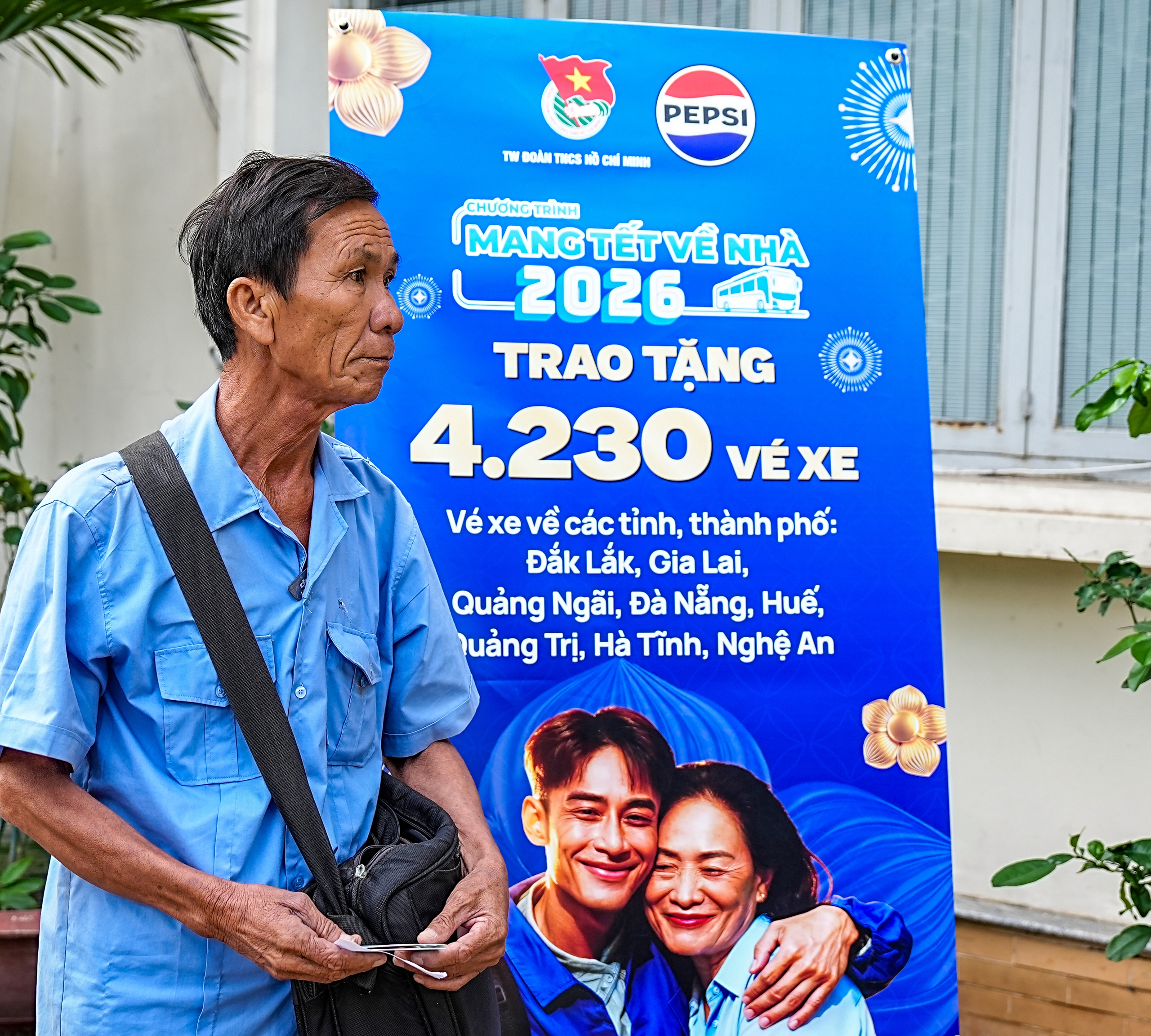 Những khoảnh khắc ấm l&ograve;ng tại c&aacute;c điểm đăng k&yacute; nhận v&eacute; xe tết miễn ph&iacute; - Ảnh 1.