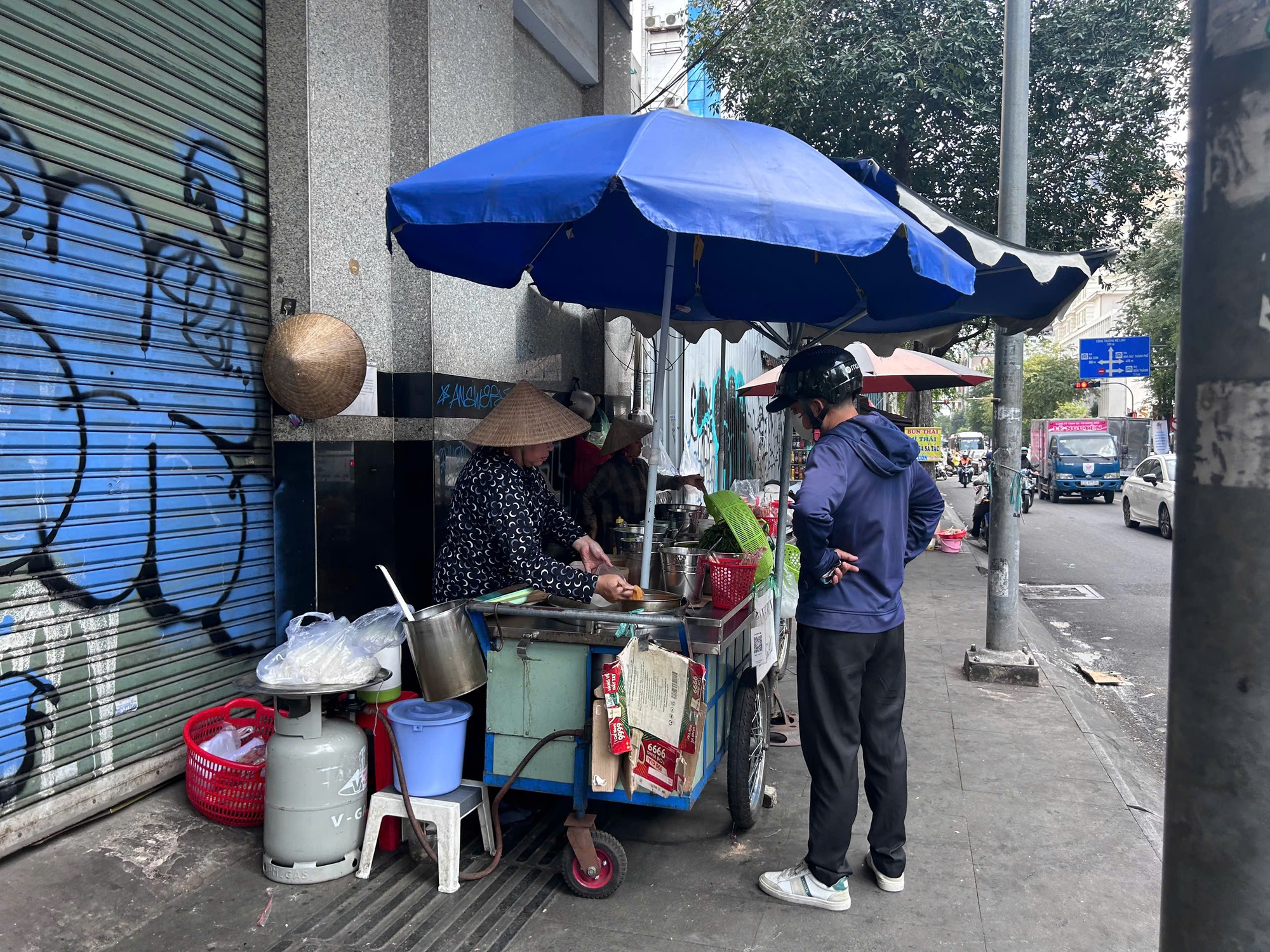 Hẻm ăn vặt TP . HCM bất ngờ đ&oacute;ng cửa khiến giới trẻ tiếc nuối - Ảnh 3.