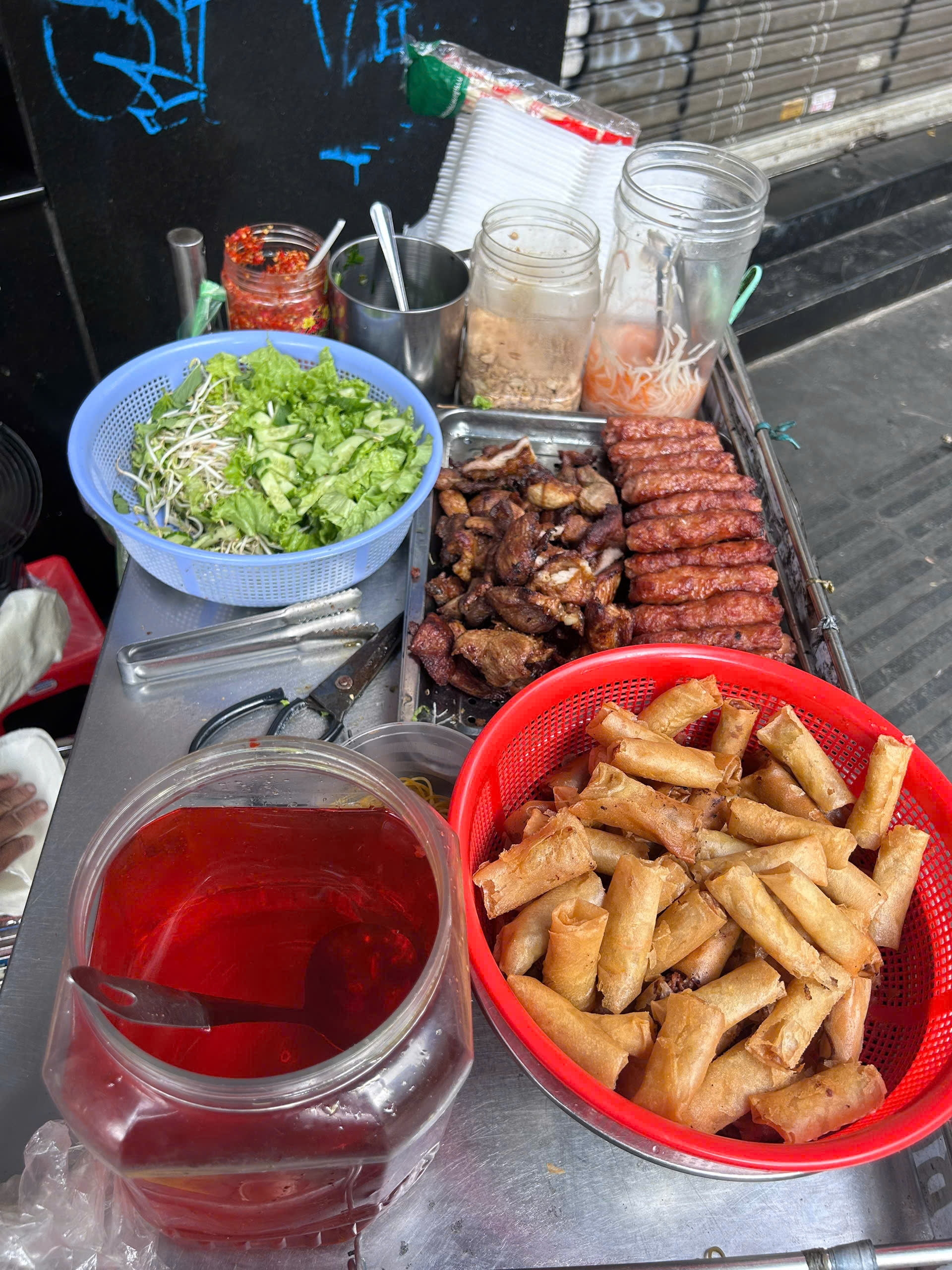 Hẻm ăn vặt TP . HCM bất ngờ đ&oacute;ng cửa khiến giới trẻ tiếc nuối - Ảnh 5.