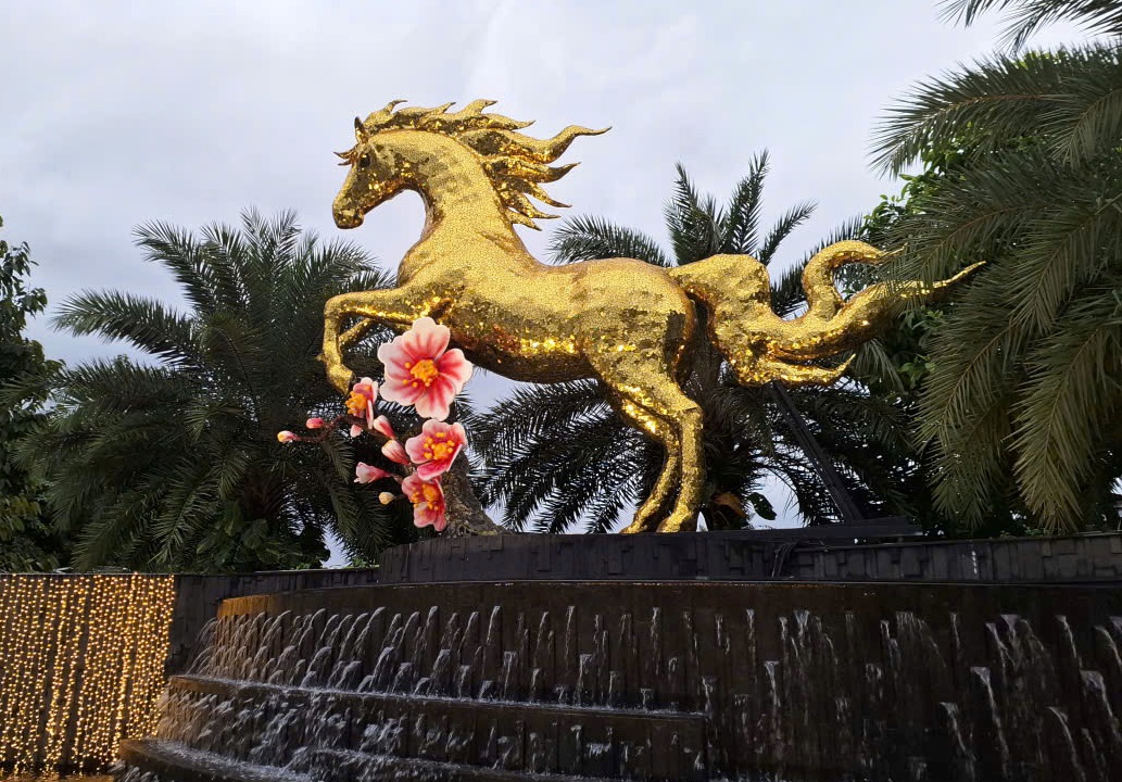 Linh vật ngựa vàng Bính Ngọ cao 5 m ở Đà Nẵng khiến hành khách trầm trồ- Ảnh 1. Linh vật ngựa vàng Bính Ngọ cao 5 m ở Đà Nẵng khiến hành khách trầm trồ- Ảnh 1.