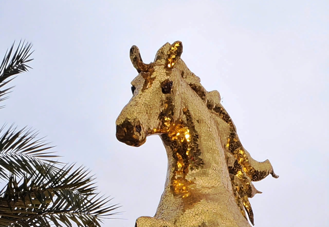Linh vật ngựa vàng Bính Ngọ cao 5 m ở Đà Nẵng khiến hành khách trầm trồ- Ảnh 7. Linh vật ngựa vàng Bính Ngọ cao 5 m ở Đà Nẵng khiến hành khách trầm trồ- Ảnh 7.