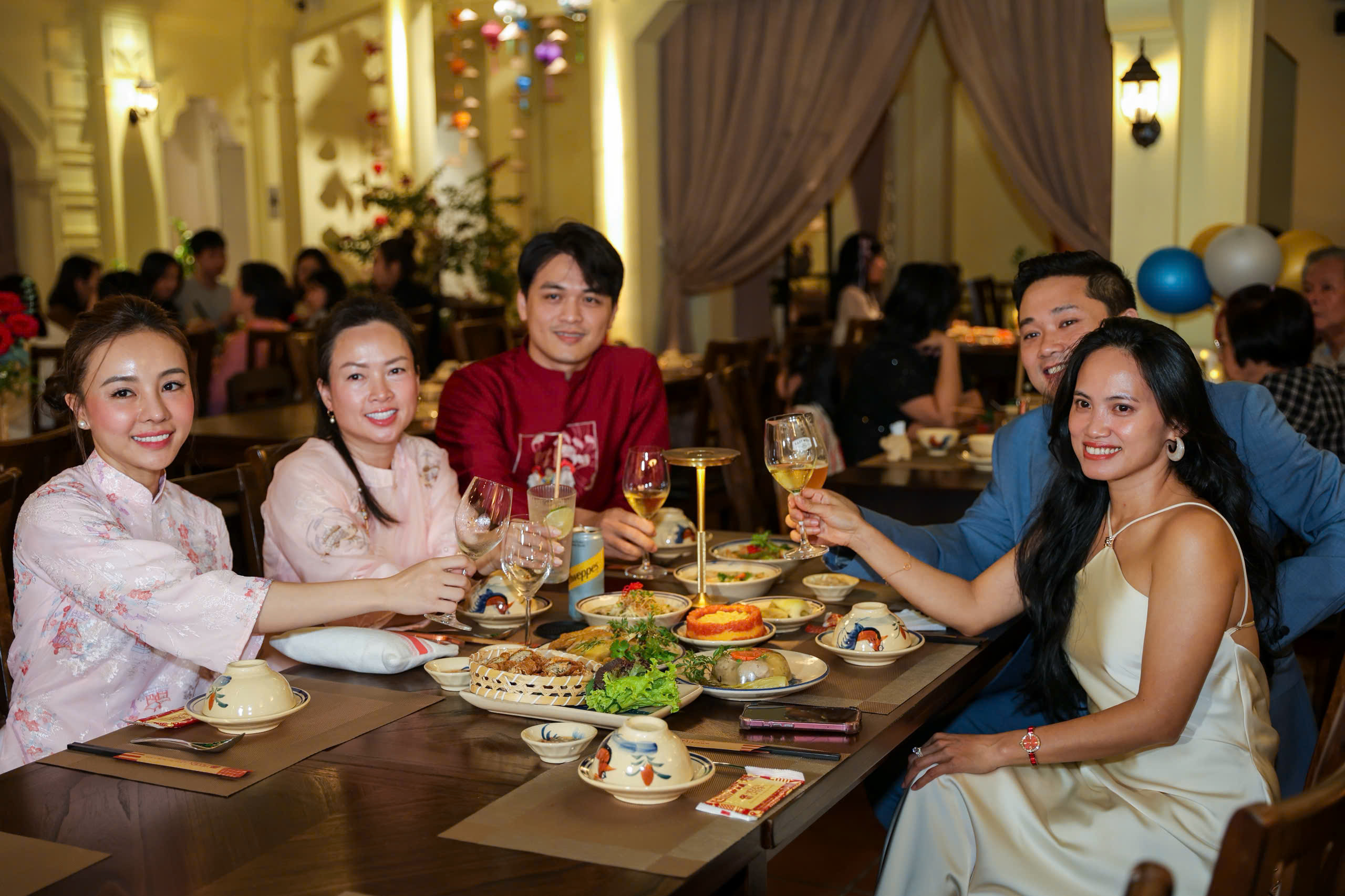 Bất ngờ m&acirc;m cỗ tết 3 miền ngay tại TP.HCM: Thực kh&aacute;ch h&agrave;o hứng 'ăn tết sớm' - Ảnh 8.