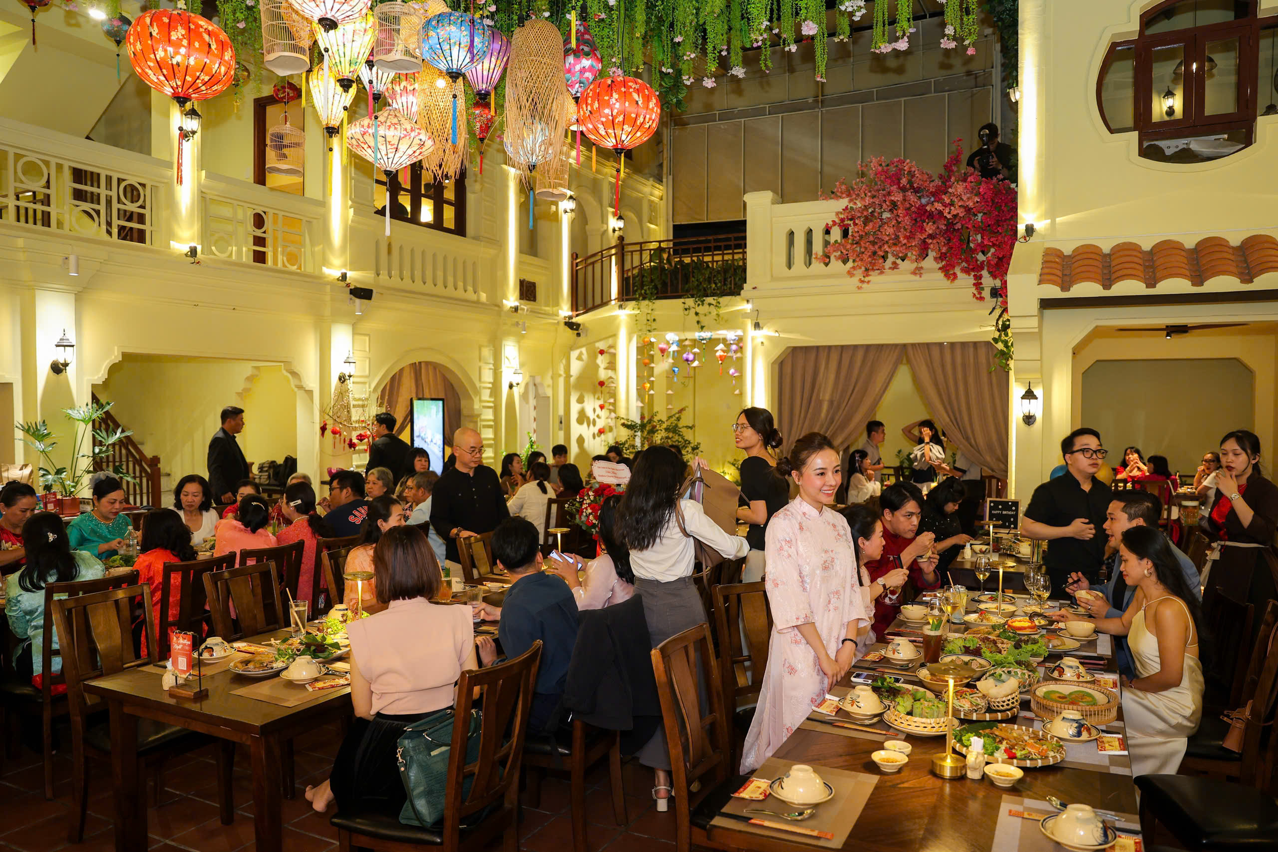 Bất ngờ m&acirc;m cỗ tết 3 miền ngay tại TP.HCM: Thực kh&aacute;ch h&agrave;o hứng 'ăn tết sớm' - Ảnh 13.