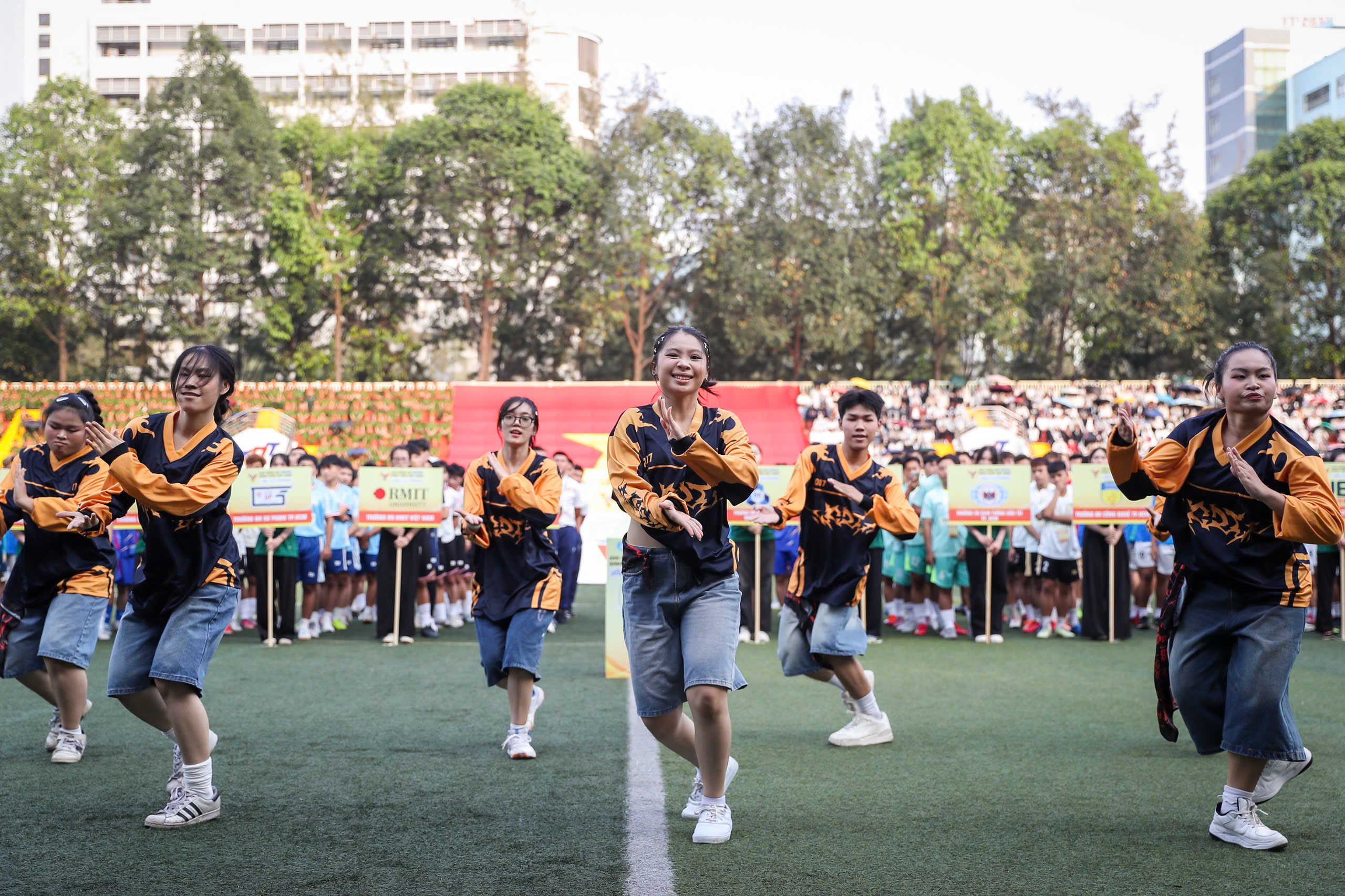 Những h&igrave;nh ảnh đẹp, tr&agrave;n đầy năng lượng tại ng&agrave;y khai mạc TNSV THACO cup 2026 - Ảnh 14.