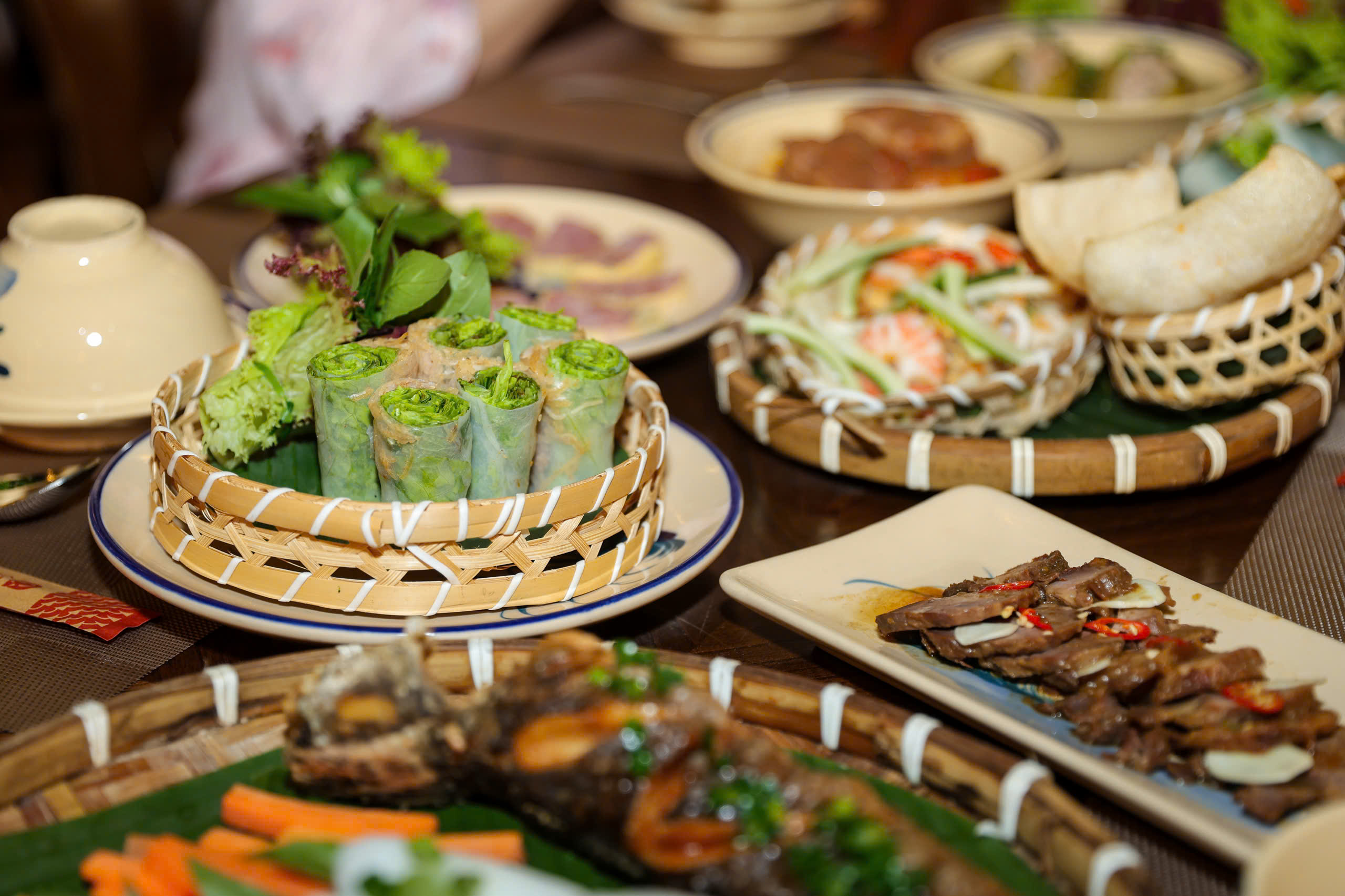 Bất ngờ m&acirc;m cỗ tết 3 miền ngay tại TP.HCM: Thực kh&aacute;ch h&agrave;o hứng 'ăn tết sớm' - Ảnh 9.