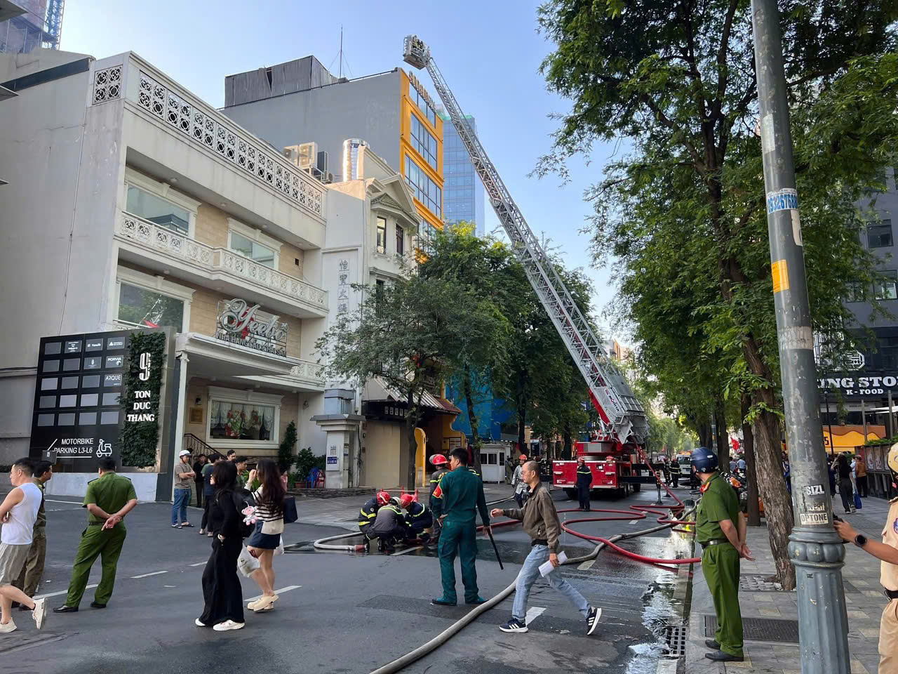 Công an TP.HCM giải cứu 2 người mắc kẹt trong vụ cháy tòa nhà spa, massage- Ảnh 3. Công an TP.HCM giải cứu 2 người mắc kẹt trong vụ cháy tòa nhà spa, massage- Ảnh 3.